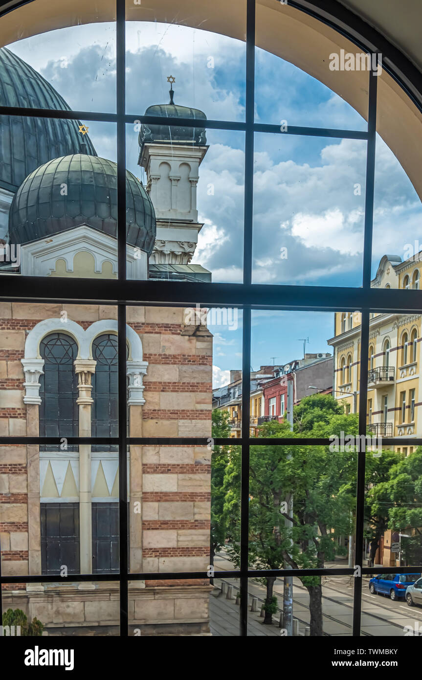 Blick auf Sofia's Synagoge vom Historischen Zentrum von Sofia Markthalle, Sofia, Bulgarien, Stockfoto