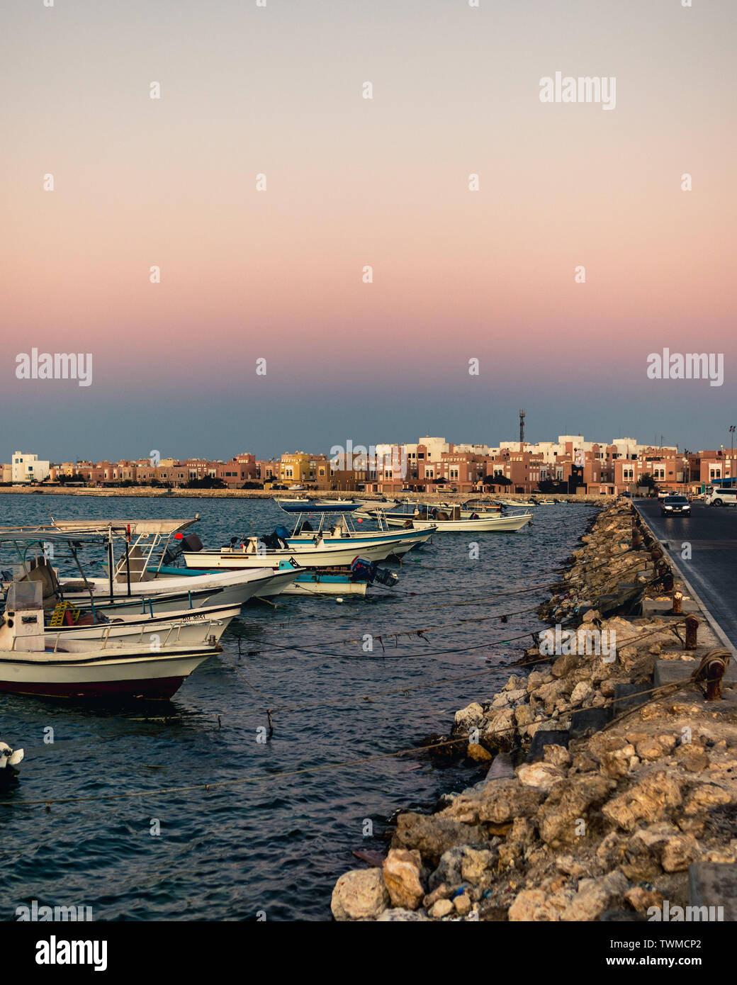 Boote am Ufer verankert Stockfoto