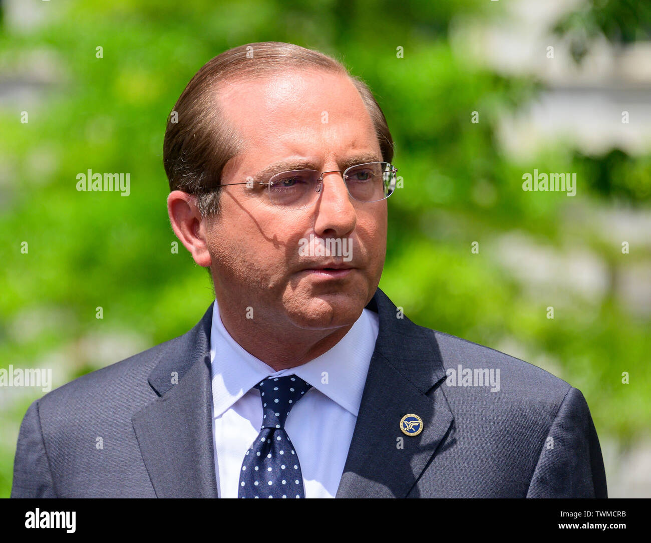 United States Minister für Gesundheit und Soziale Dienste (HHS), Alex Azar eine Erklärung zu den Reportern macht nach einem Interview auf der nördlichen Einfahrt des Weißen Hauses in Washington, DC am Freitag, 21. Juni 2019. Sekretär Azar forderte den US-Kongress zusätzliche Finanzierung Paket US-Präsident Donald J. Trumpf für HHS und die Abteilung für innere Sicherheit der humanitären Krise am US-südliche Grenze zu passieren. Credit: Ron Sachs/CNP/MediaPunch Stockfoto