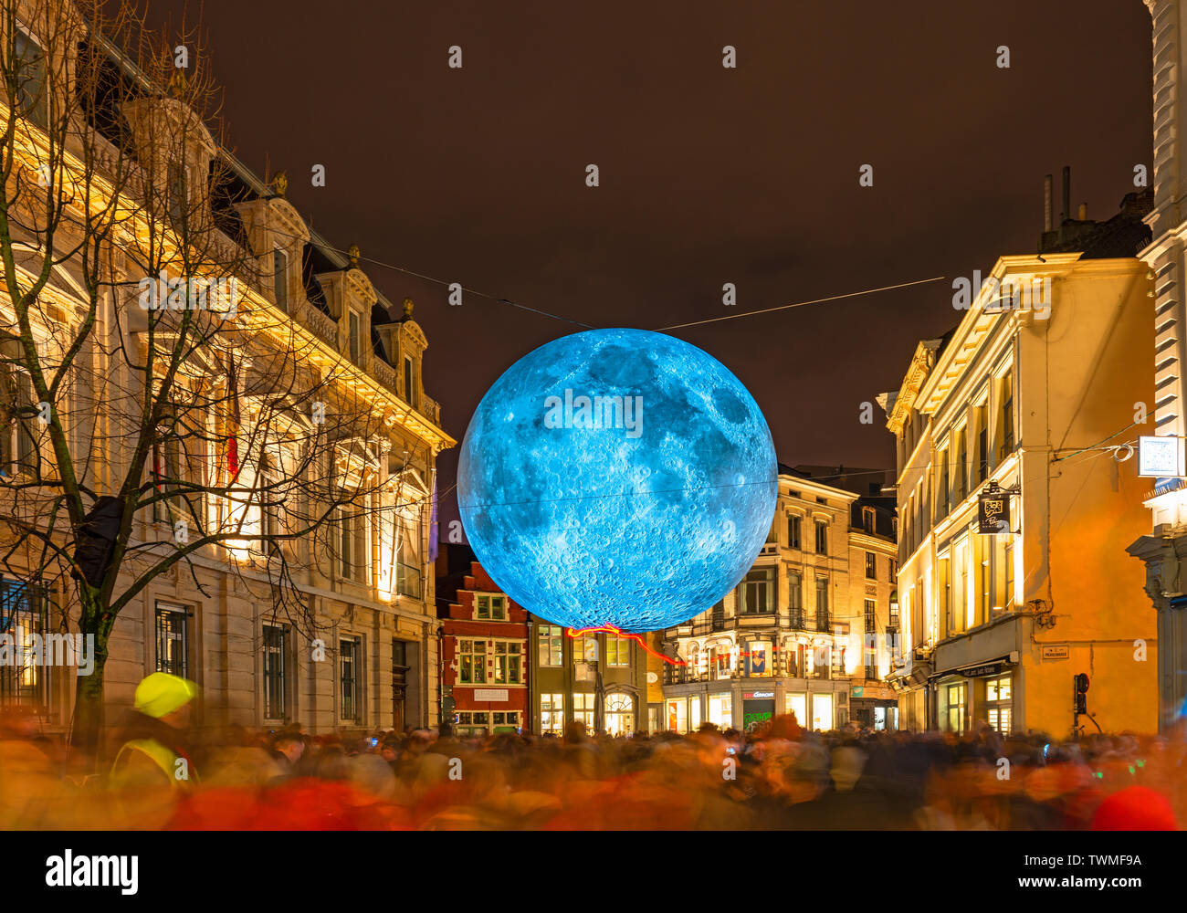 Lange Belichtung Foto des Mondes artwork Installation von Luke Jerram in der historischen Altstadt von Gent während der light Festival, Belgien. Stockfoto