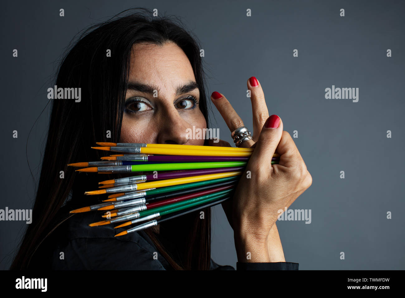 Portrait von Frau mittleren Alters, Maler. Mit dem Pinsel in der Hand. Stockfoto