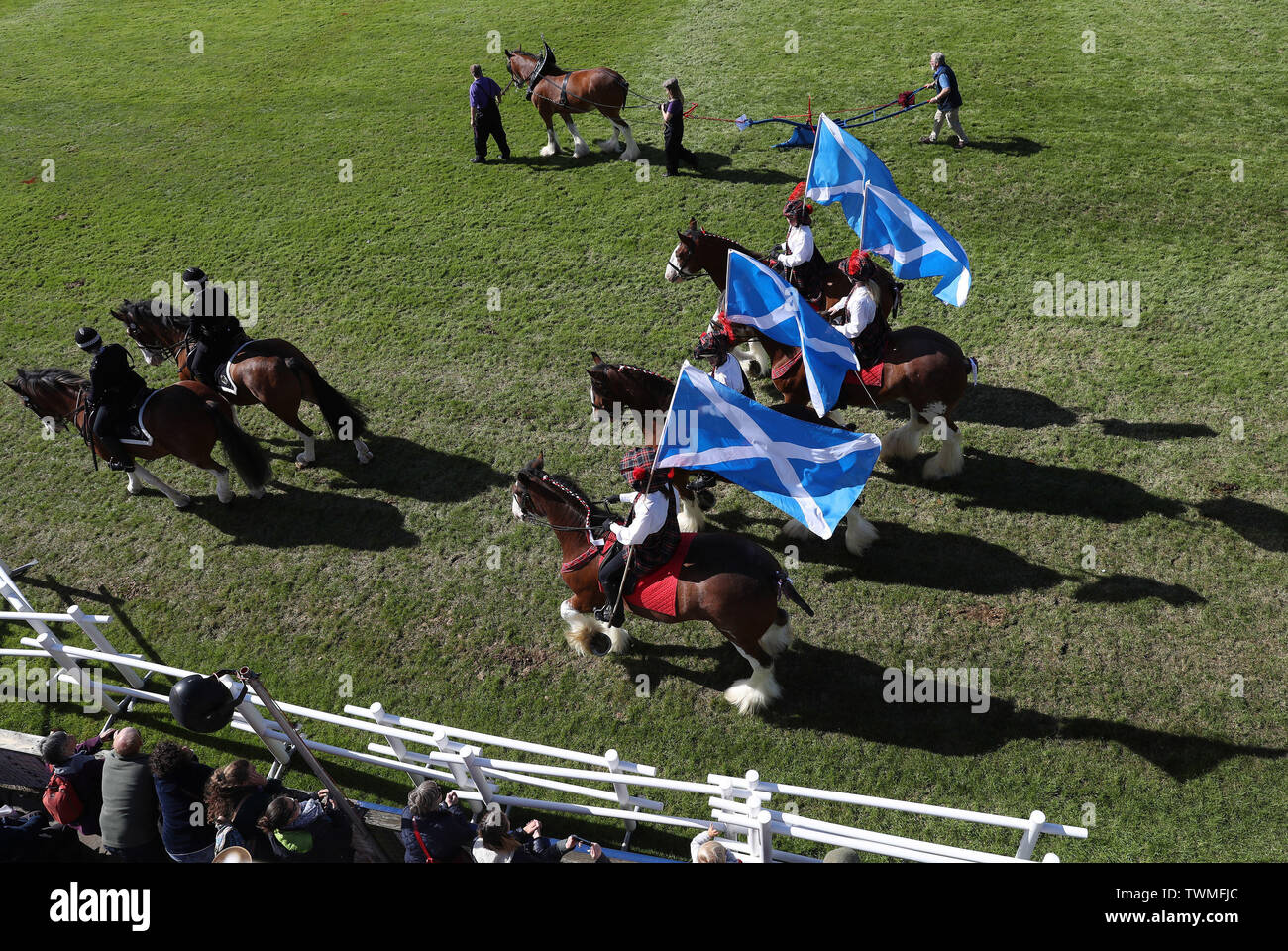 Schwere Pferde puling traditionelle landwirtschaftliche Geräte Parade im Ring an der The Royal Highland Show in Ingliston in Edinburgh statt. Stockfoto