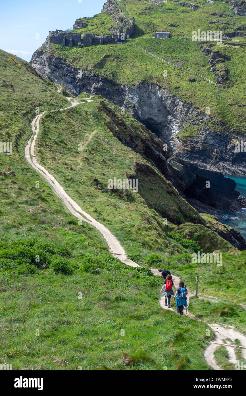Touristen in Tintagel in Cornwall, England, UK Stockfoto