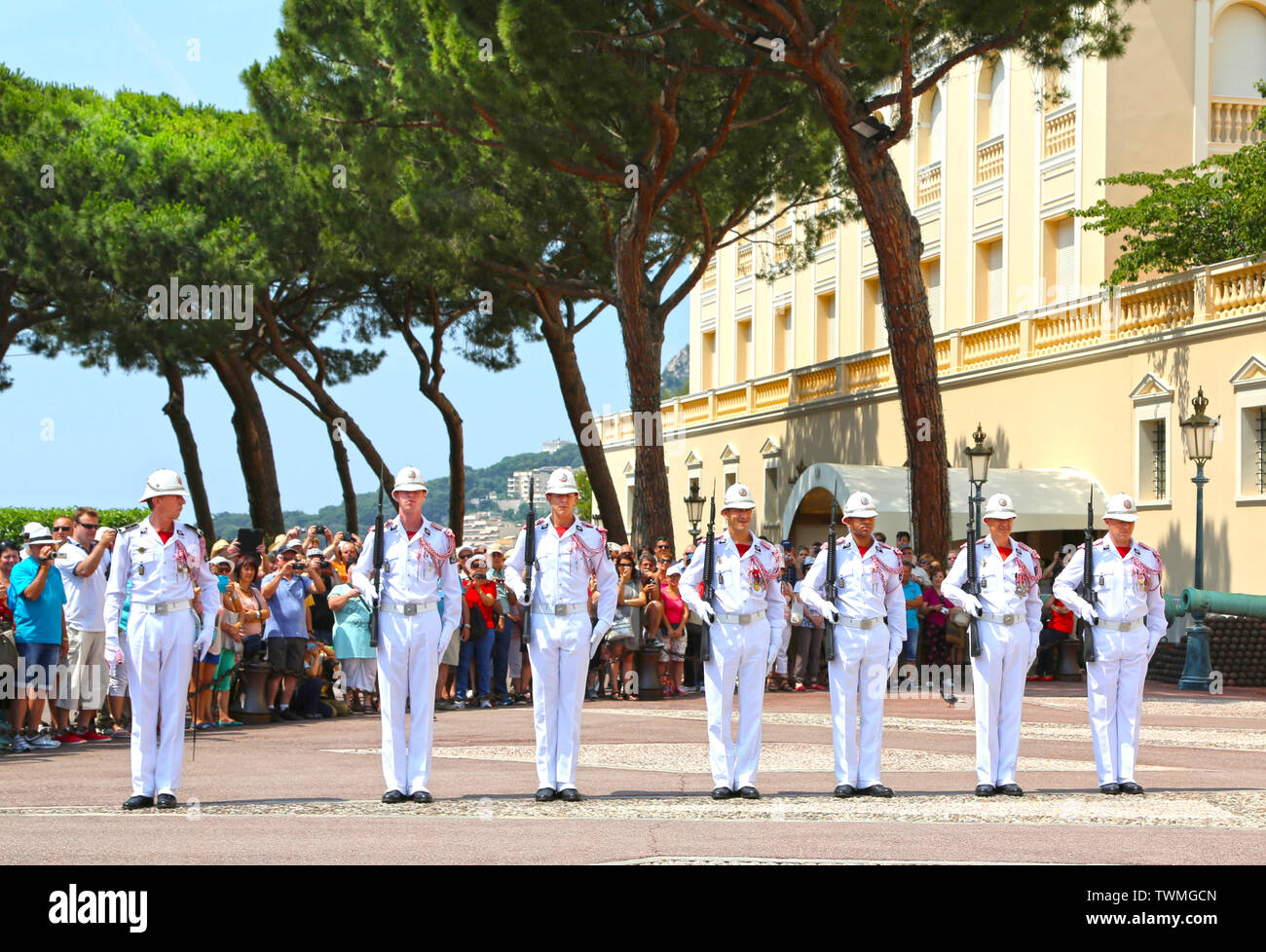 Monaco, Monaco - 13. Juni 2014: Das traditionelle Ritual der Wachablösung - die Karabiniers du Prince, auf dem Platz vor dem Pr Stockfoto