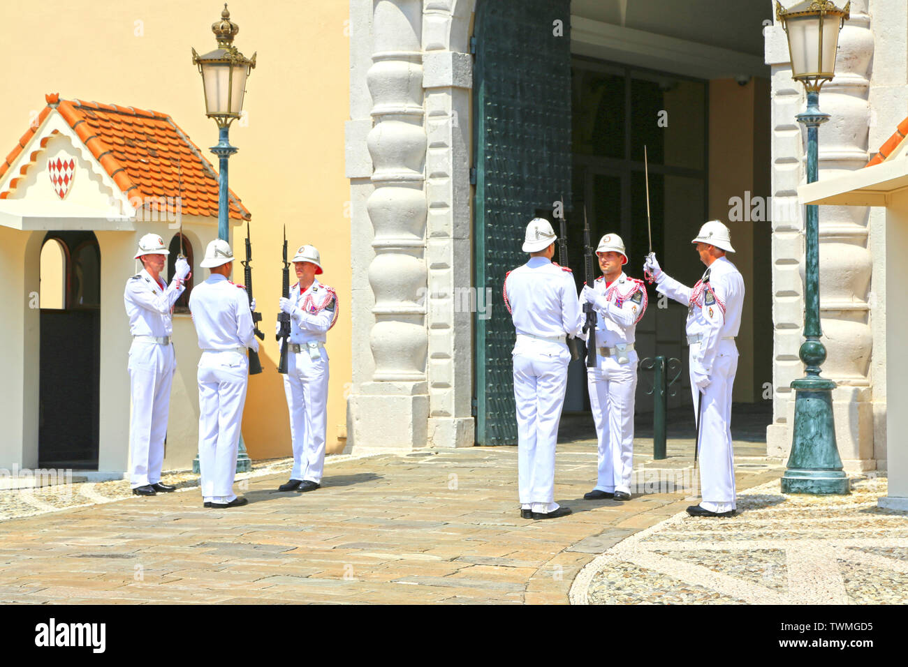 Monaco, Monaco - 13. Juni 2014: Das traditionelle Ritual der Wachablösung - die Karabiniers du Prince, auf dem Platz vor dem Pr Stockfoto
