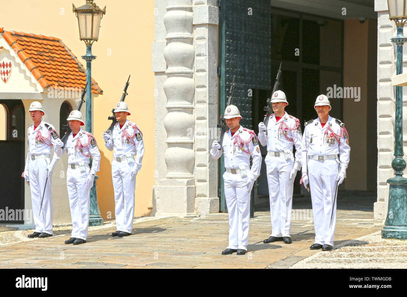 Monaco, Monaco - 13. Juni 2014: Das traditionelle Ritual der Wachablösung - die Karabiniers du Prince, auf dem Platz vor dem Pr Stockfoto