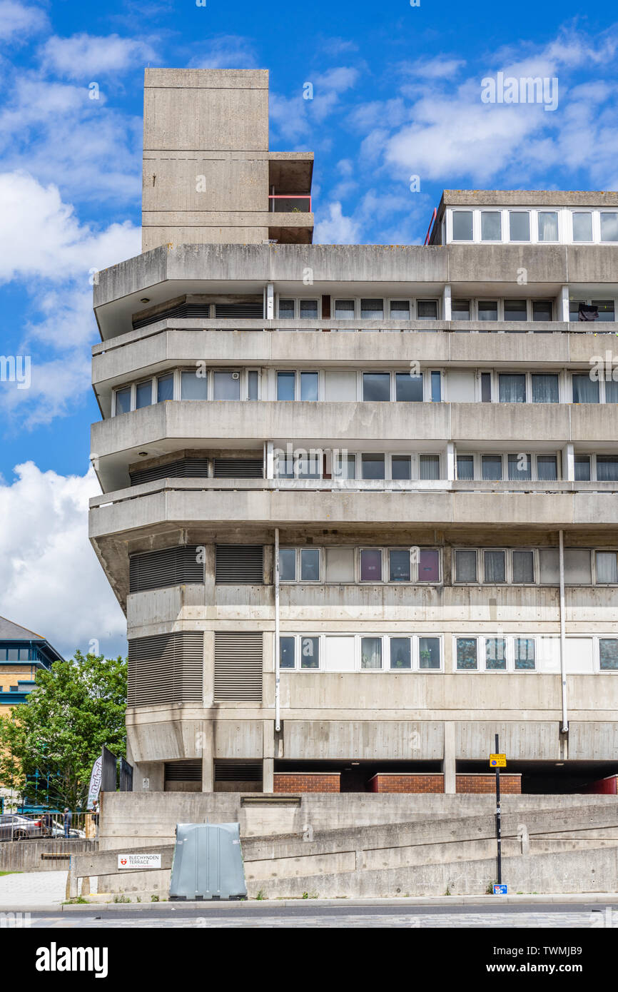 Wyndham Court ein Block von Sozialwohnungen in Southampton, gebaut im brutalistischen Architekturstil der 1960er Jahre vor blauem Himmel, England, Großbritannien, Stockfoto