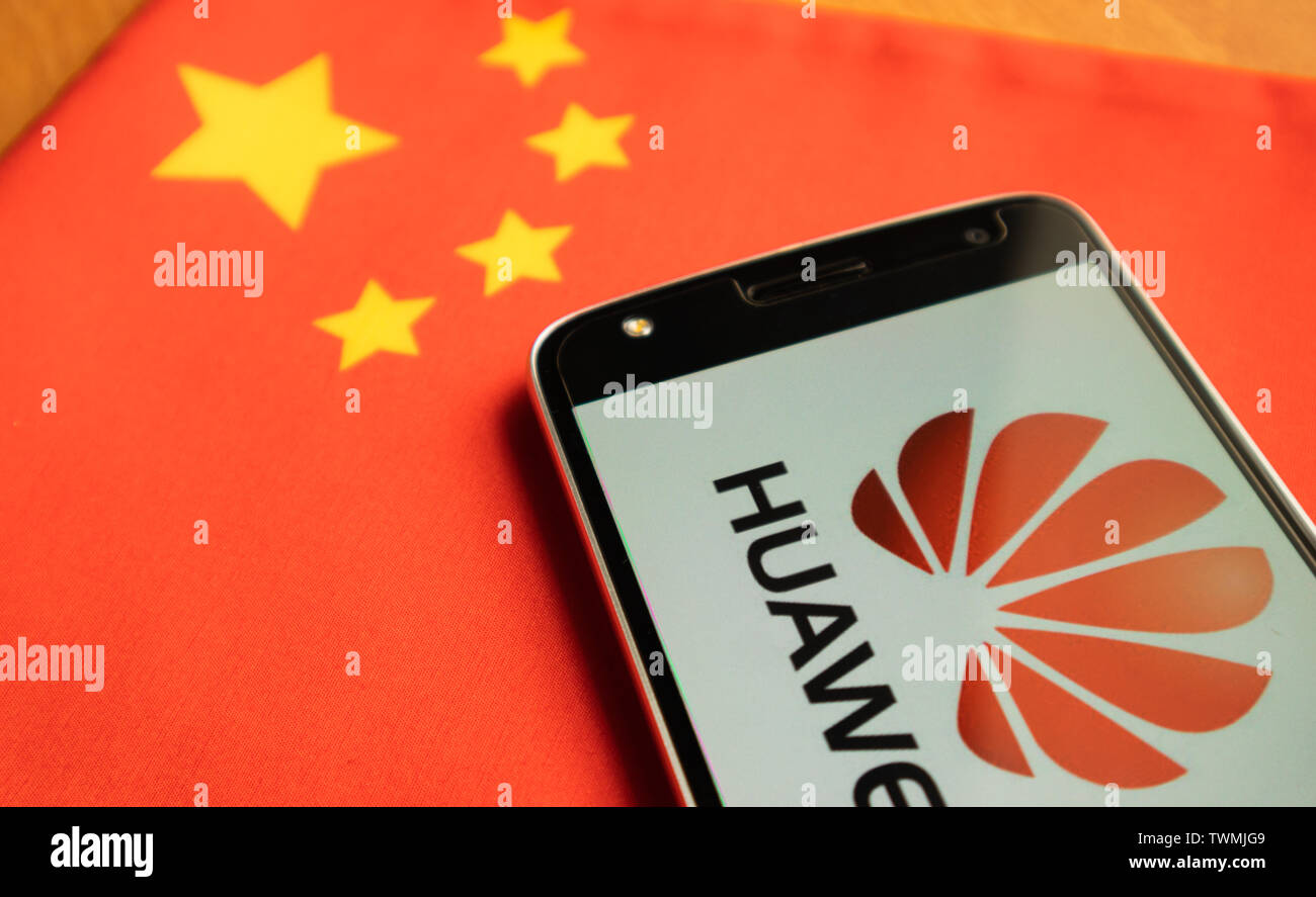 Bangalore, Indien, Juni 4, 2019 Huawei Logo in Mobile auf der Chinesischen Flagge Stockfoto