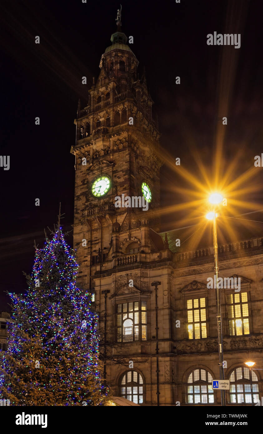 UK, South Yorkshire, Sheffield, Rathaus & Weihnachtsbaum bei Nacht Stockfoto