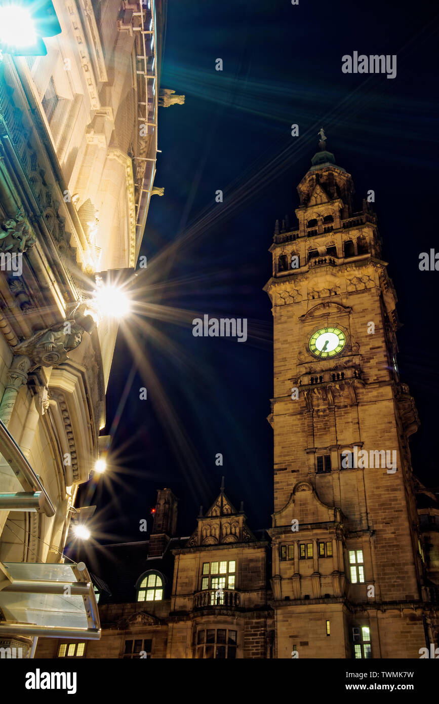 UK, South Yorkshire, Sheffield, Rathaus & Fargate Gebäude bei Nacht Stockfoto