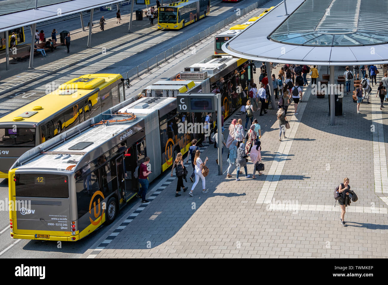 Stadt Busse am Busbahnhof in der Nähe von Bahnhof Utrecht ankommen Stockfoto