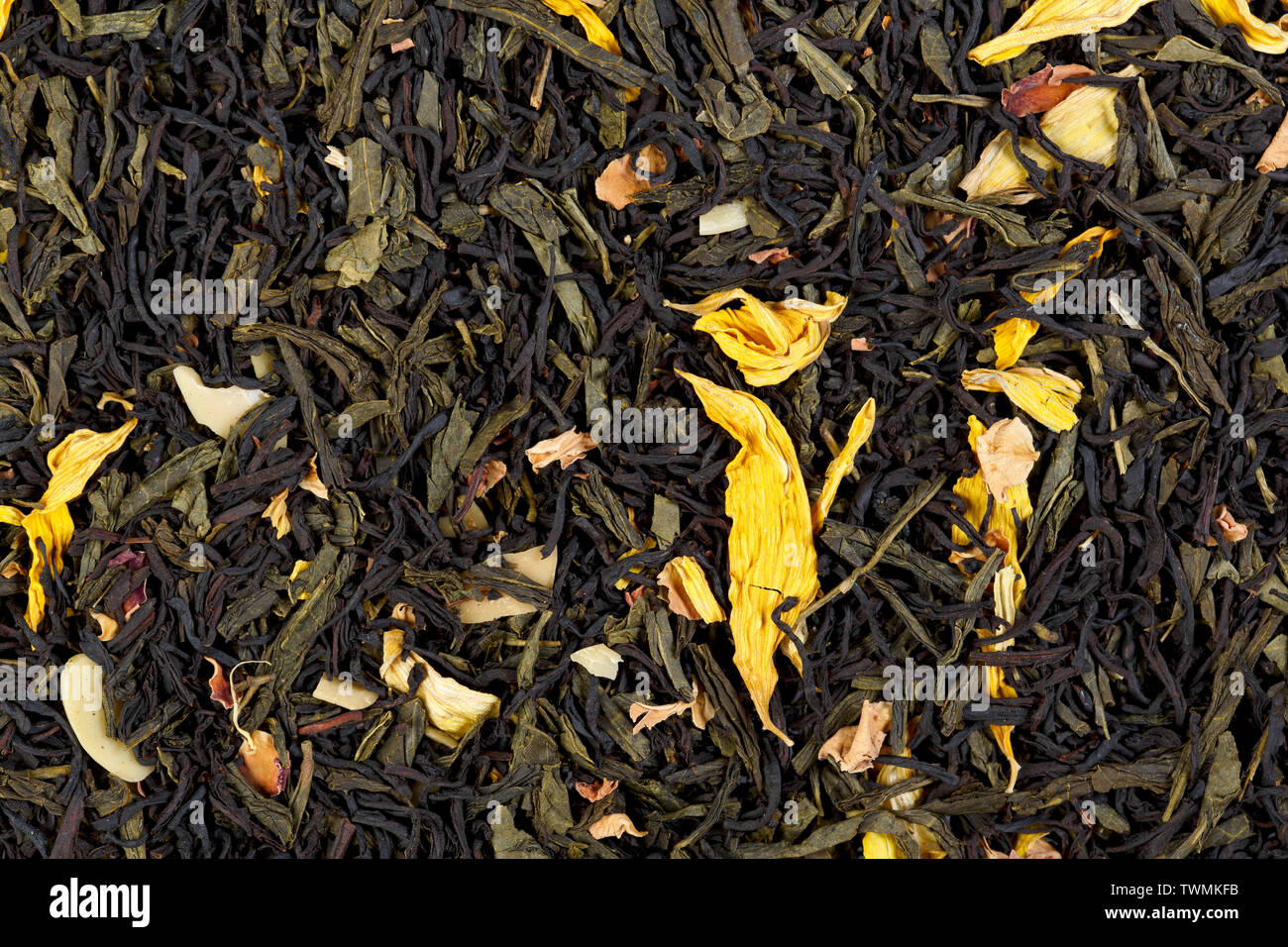 Herbst extravaganza Tee. Mischung aus Ceylon schwarzer Tee, Sencha, Sonnenblume, Rose, mandelflocken. Stockfoto