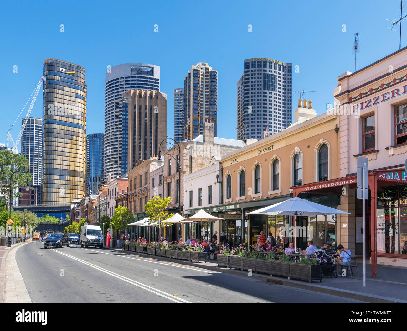 George Street in The Rocks mit dem zentralen Geschäftsviertel hinter, Sydney, Australien Stockfoto