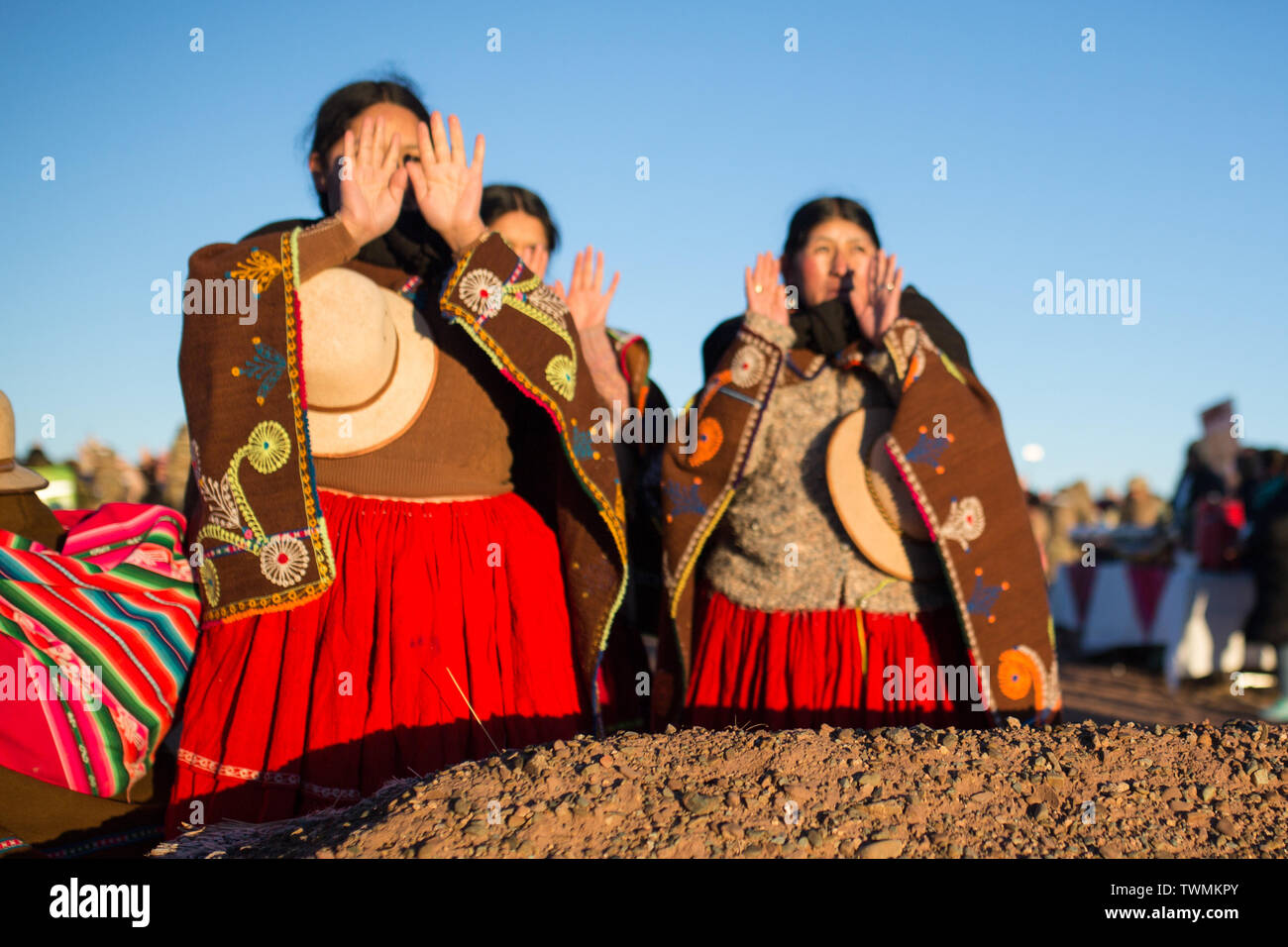 Tiwanaku, Bolivien. Juni, 2019 21. Indigene Frauen grüße die aufgehende Sonne während der wintersonnenwende Ritual am historischen Ort von Tiwanaku. Aymaras feiern auch die Anfang des Jahres mit der Sonnenwende. Credit: Gaston Brito/dpa/Alamy leben Nachrichten Stockfoto