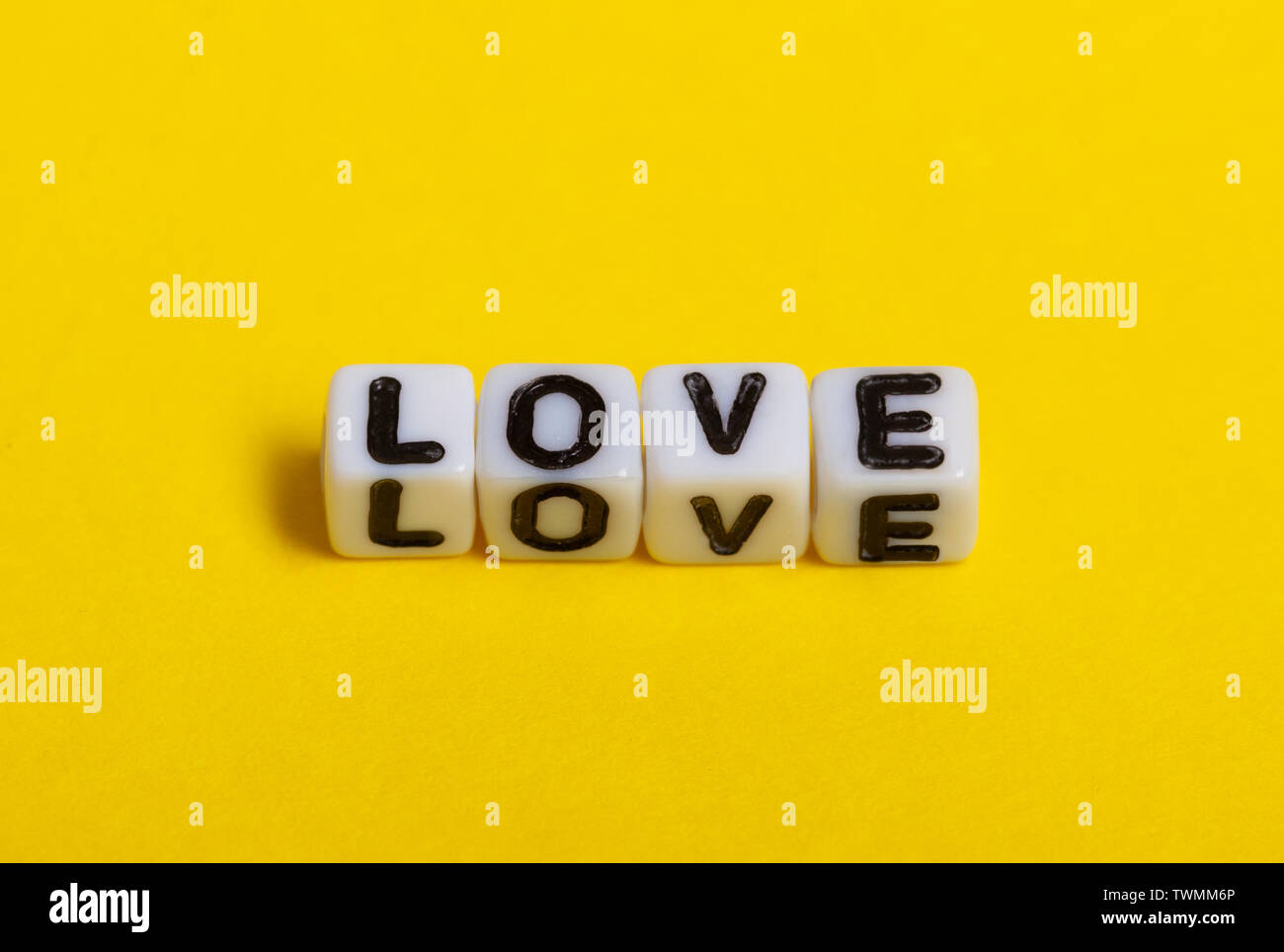 Liebe Text auf Würfel auf gelben Hintergrund. Stockfoto