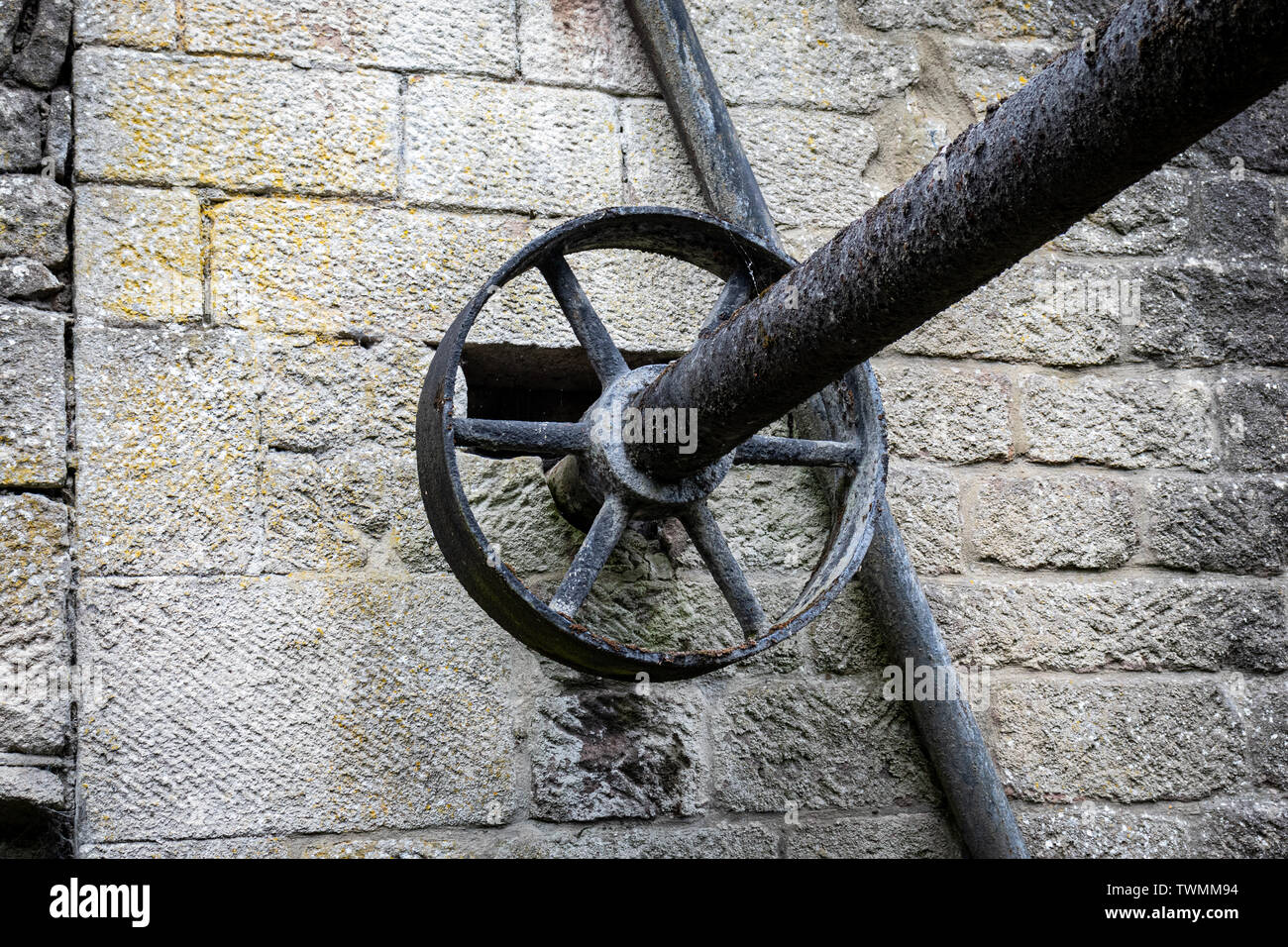 Alten verfallenen und verlassenen Oberschlächtiges Wasserrad in Cromford Getreidemühle, Wasser Lane, Via Gellia Cromford, Derbyshire. DE Stockfoto