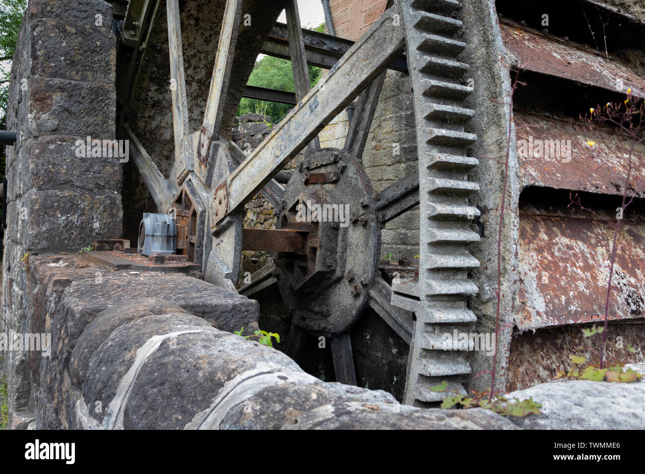 Alten verfallenen und verlassenen Oberschlächtiges Wasserrad in Cromford Getreidemühle, Wasser Lane, Via Gellia Cromford, Derbyshire. DE Stockfoto