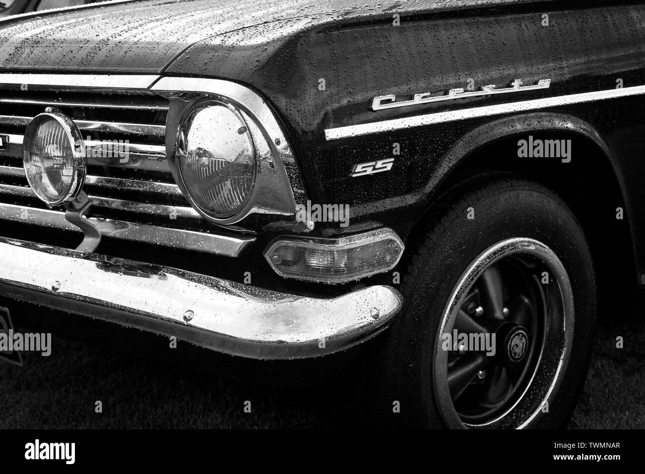 An der vorderen Ecke des klassischen Vintage Vauxhall Cresta Auto, Scheinwerfer, Standlicht, Anzeige, Aufkleber und chromework Links. Stockfoto