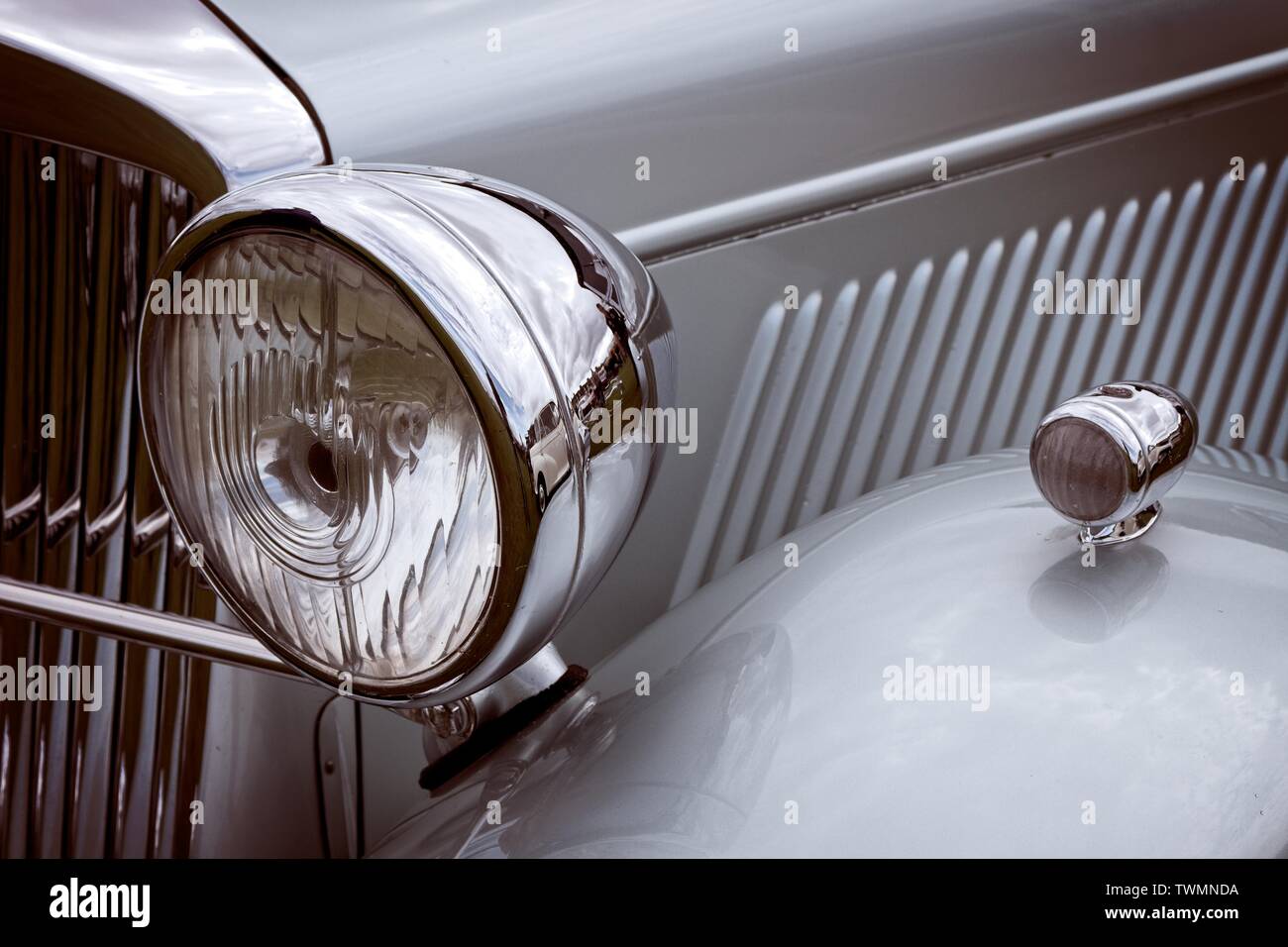Vordere linke Seite Scheinwerfer, Kotflügel und Motorhaube schließen eines Lea Francis classic Vintage Motor Auto an einem Automobile Show genommen. Stockfoto