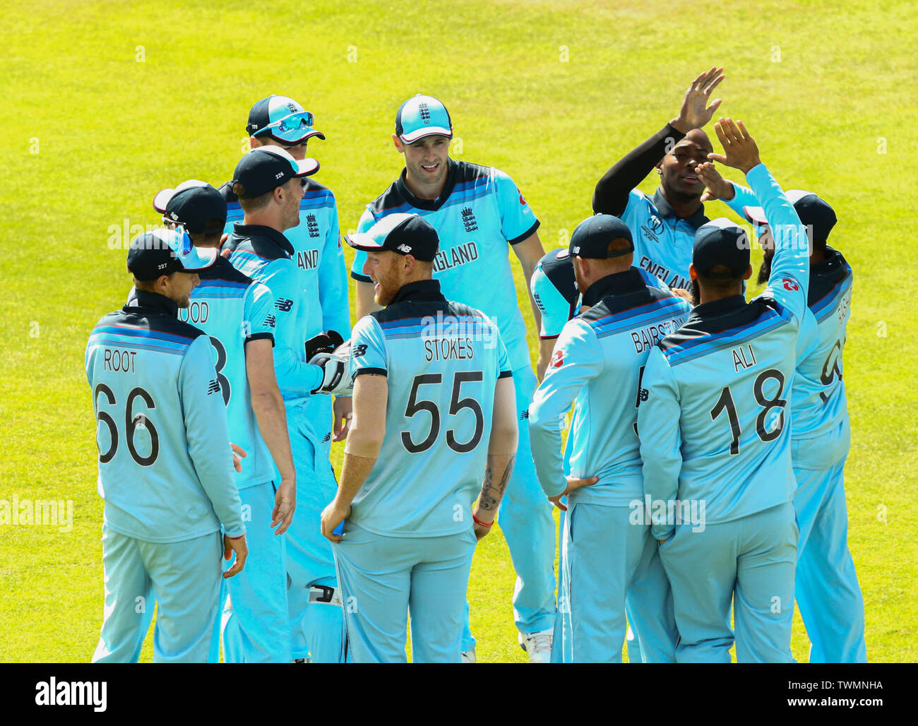 Leeds, Großbritannien. 21. Juni 2019. Jofra Archer von England feiert die wicket von Dimuth Karunaratne von Sri Lanka während des England V Sri Lanka, ICC Cricket World Cup Match, in Leeds, England. Quelle: European Sports Fotografische Agentur/Alamy leben Nachrichten Stockfoto