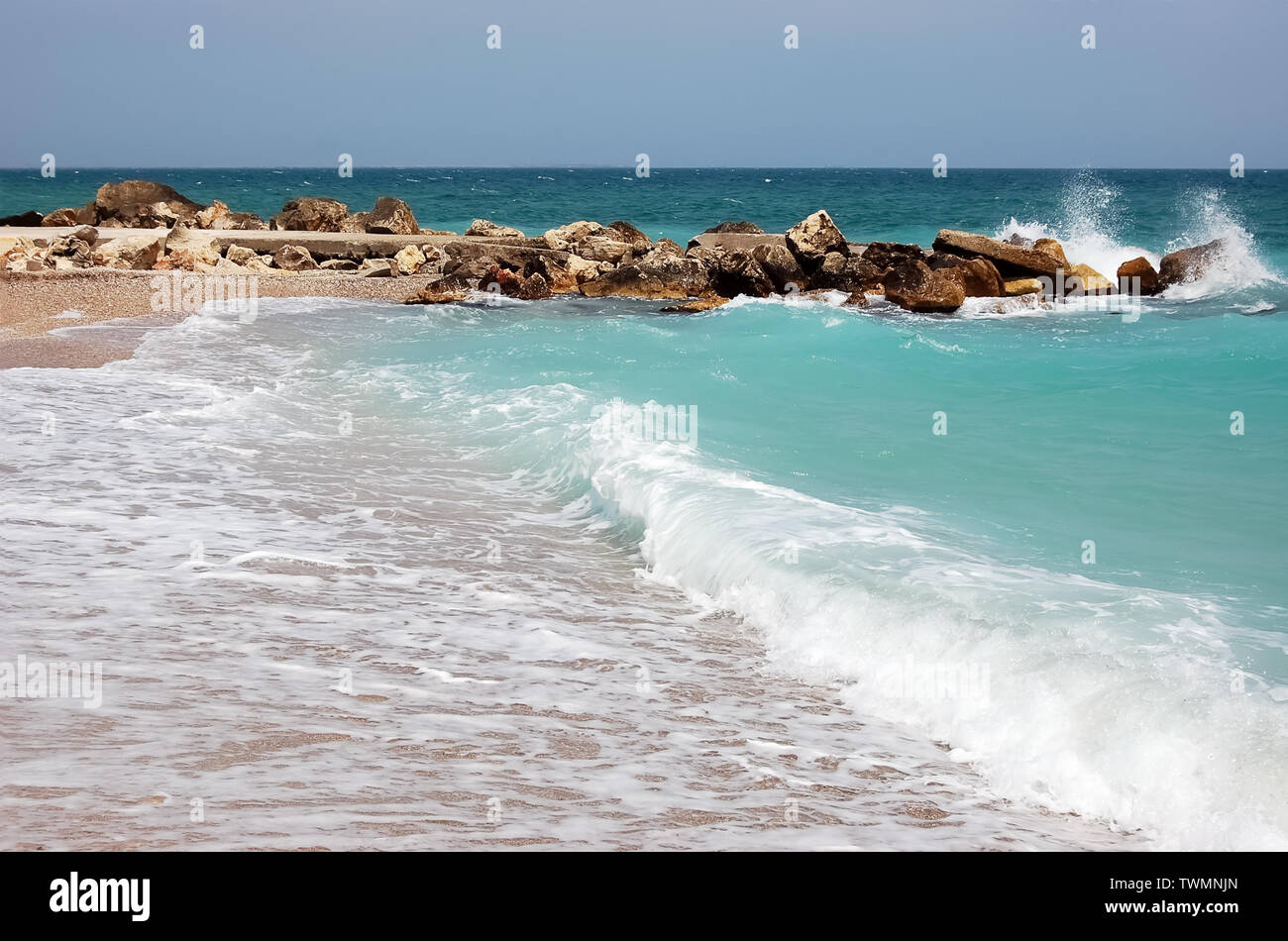 Malerische Landschaft mit Wellen und das türkisfarbene Meer am Strand des Rumänischen Resort Eforie Nord. Stockfoto