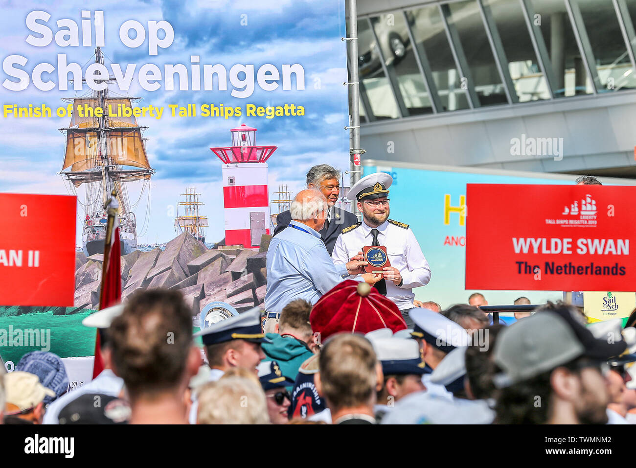 Scheveningen, Niederlande. Juni, 2019 21. SCHEVENINGEN - 21-06-2019, Segeln Scheveningen Tag 2, crew Parade und Preisverleihung Credit: Pro Schüsse/Alamy leben Nachrichten Stockfoto