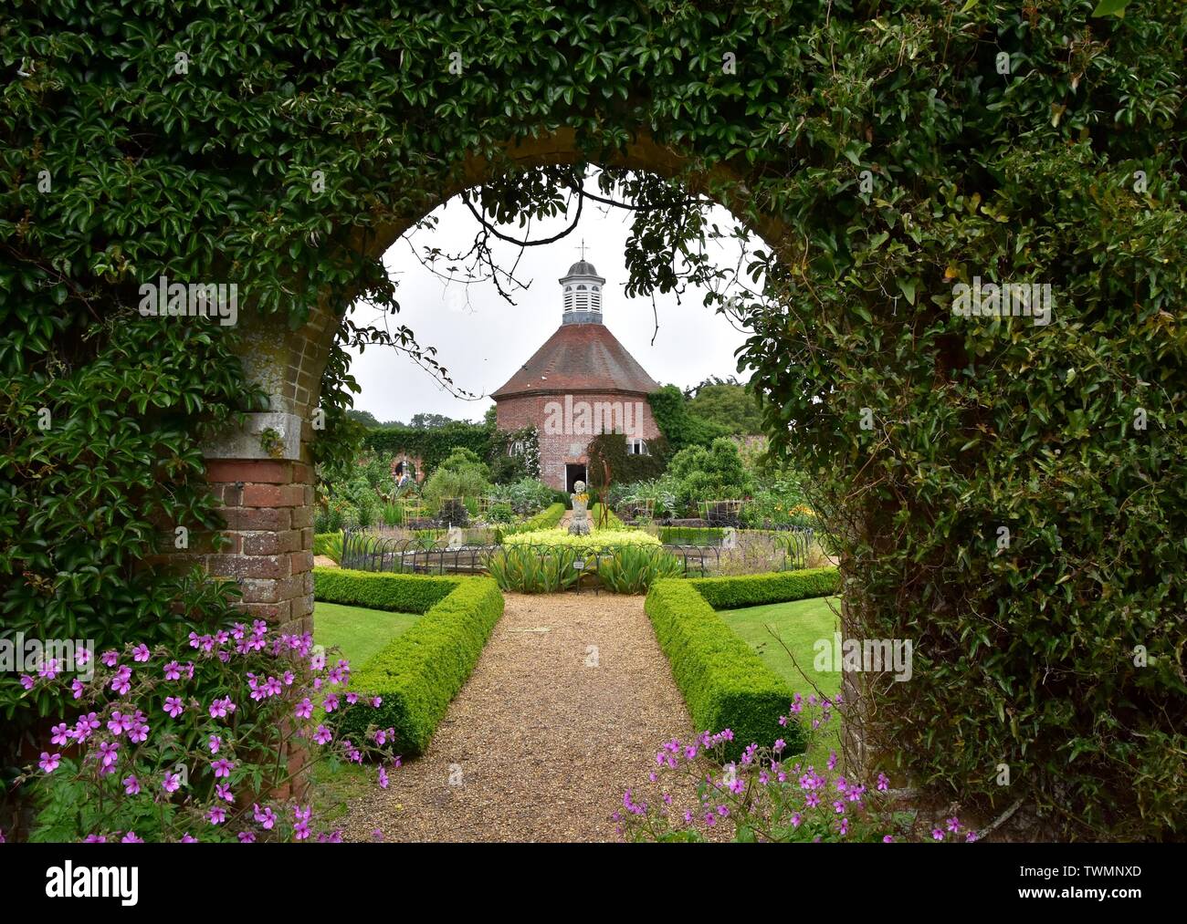 Der ummauerte Garten und Taubenschlag auf Felbrigg Hall in Norfolk. Stockfoto