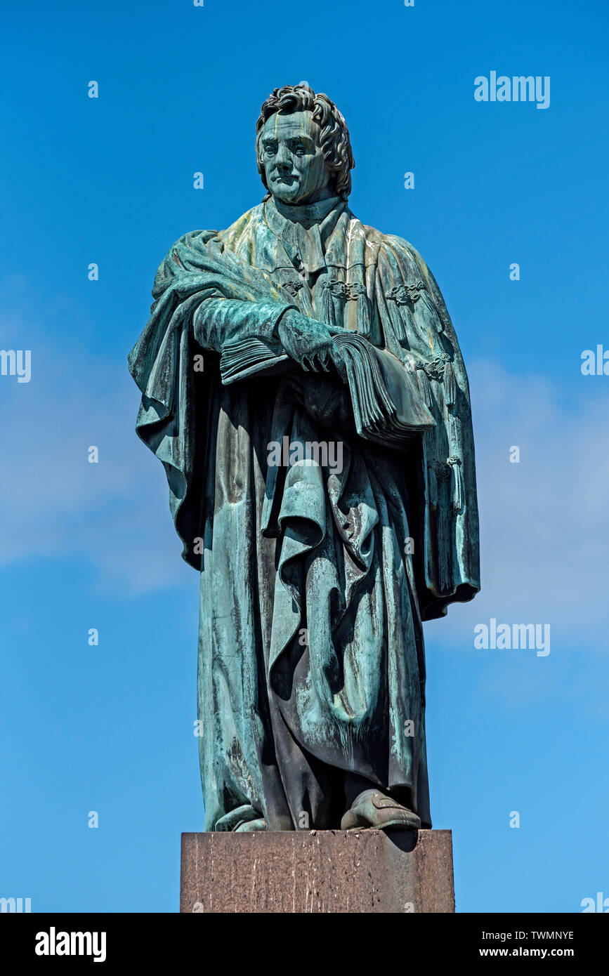 Statue von Thomas Chalmers (1780-1847) in der George Street, Edinburgh, Schottland, Großbritannien. Die Statue ist von Sir John Steell 1878. Stockfoto