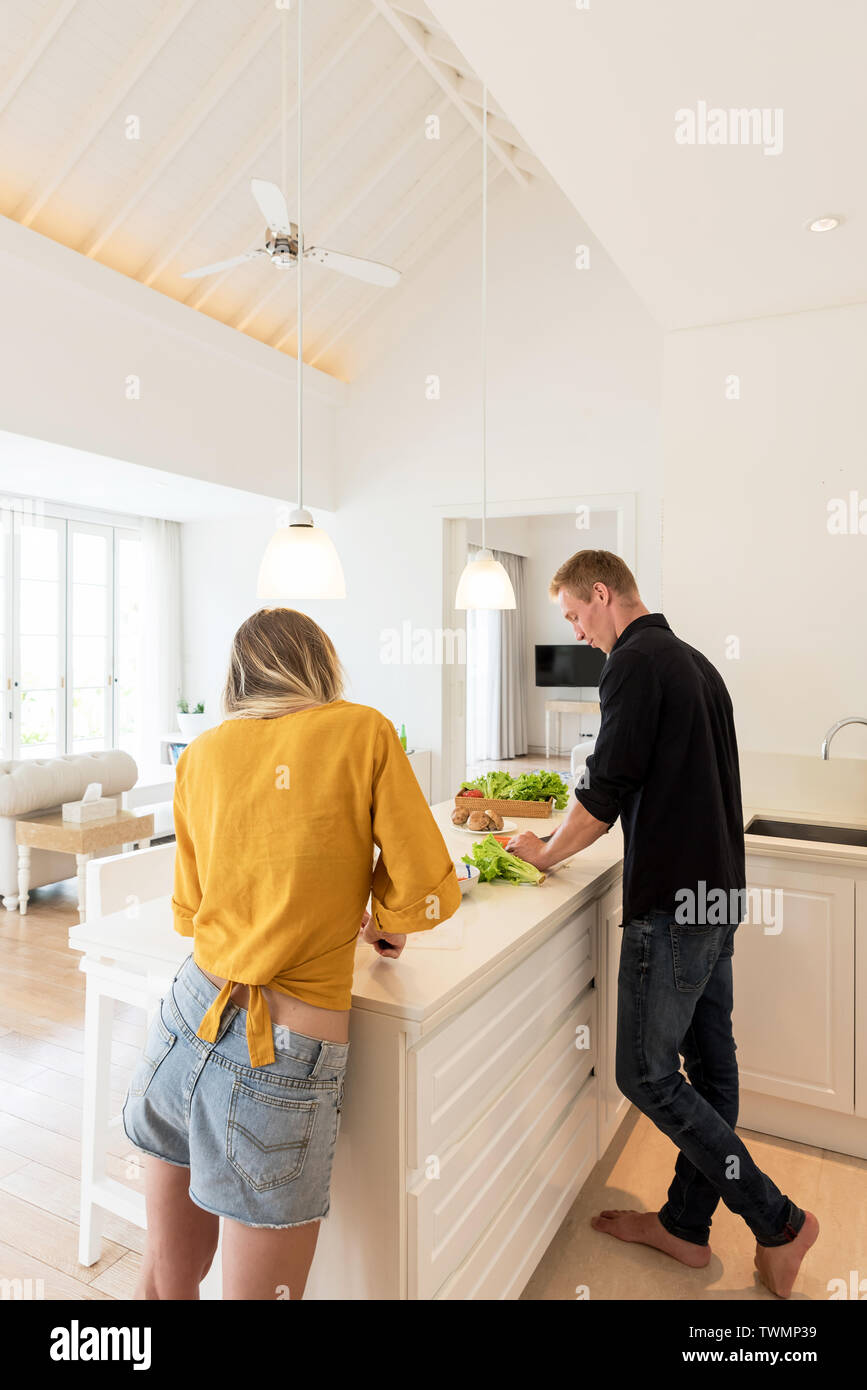 Paar kochen auf einem weißen Küche zu Hause Stockfoto
