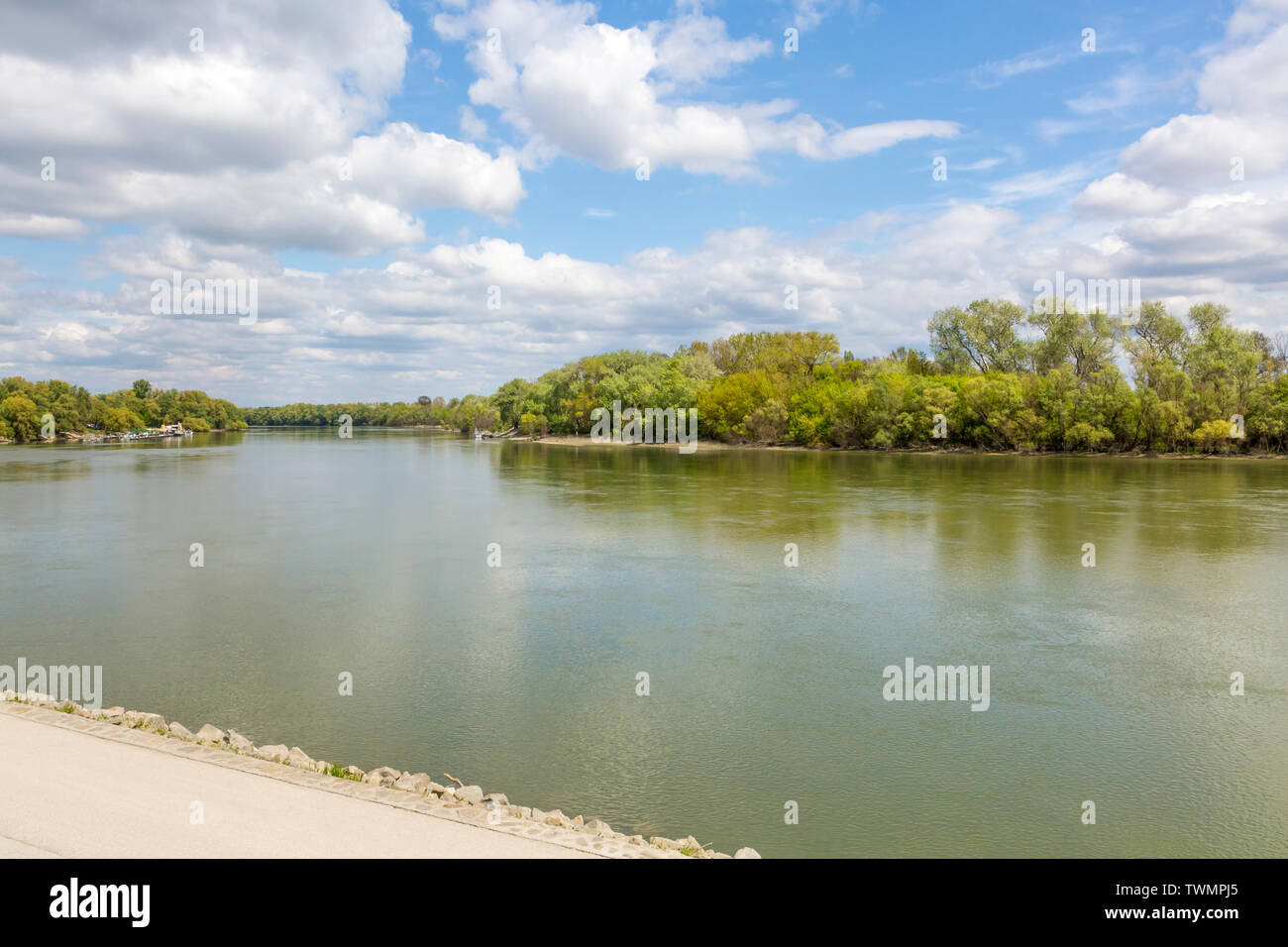 Wunderschöne Aussicht auf die Donau Riverside an einem sonnigen Frühlingsmorgen, Szentendre, Ungarn Stockfoto