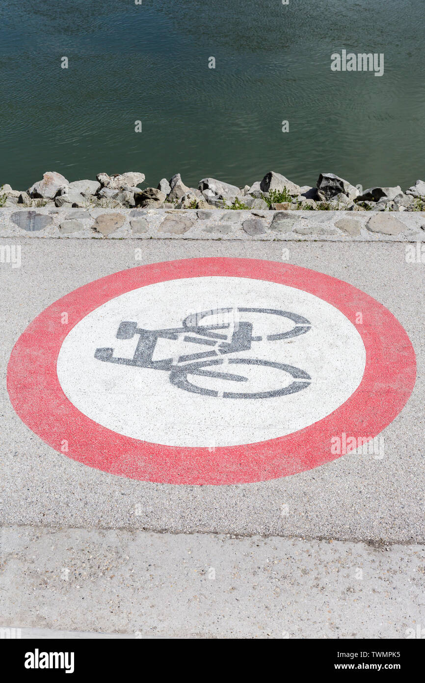 Nahaufnahme einer Aufmerksamkeit Radfahrer Schild auf einem Radweg neben der Donau, Szentendre, Ungarn lackiert Stockfoto