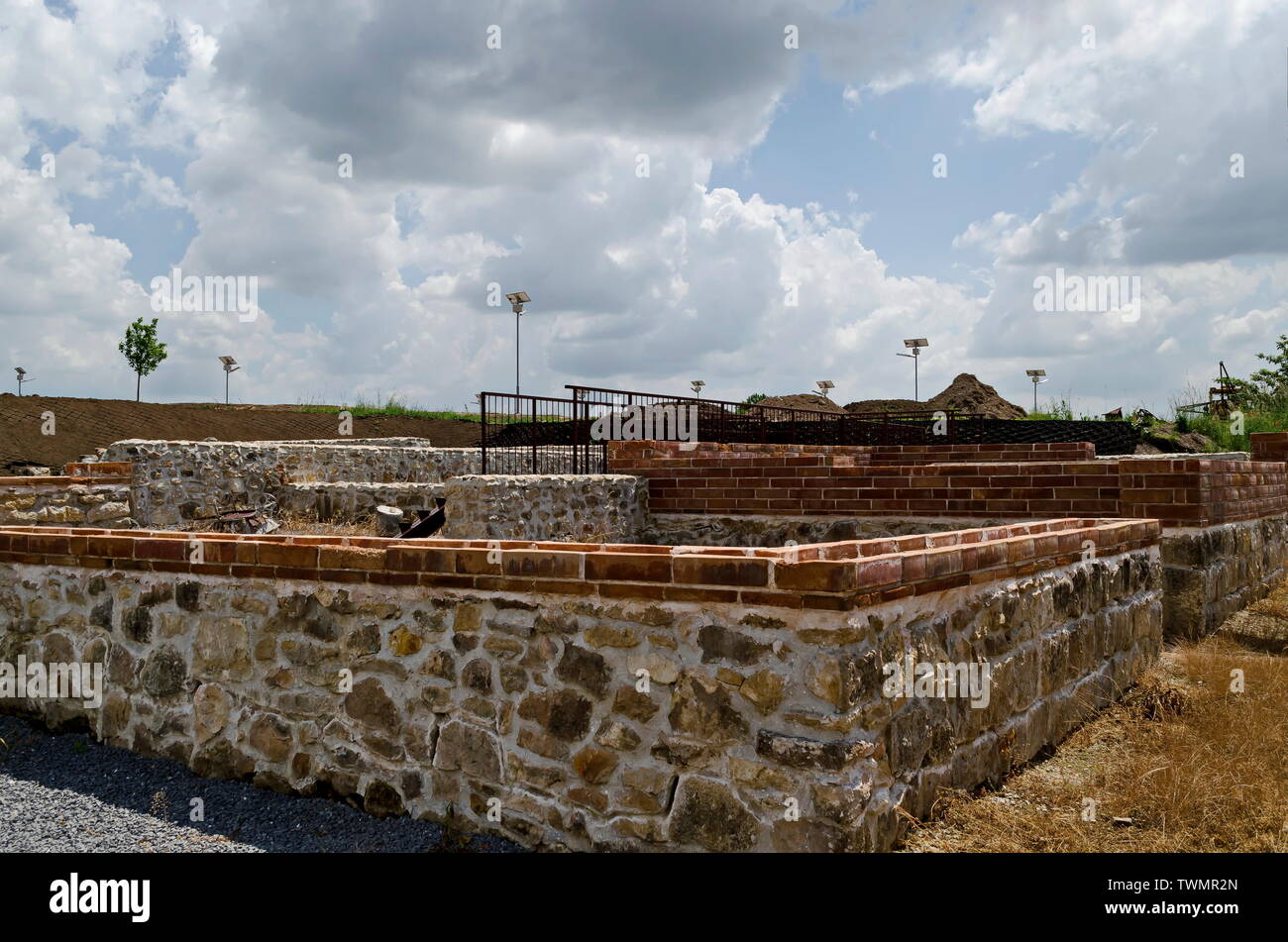Renovierung Teil an archäologischen Komplex Abritus ruinieren und für Touristen Vorbereiten, Installieren von Solar LED-Beleuchtung Säule System mit Solarmodul Stockfoto