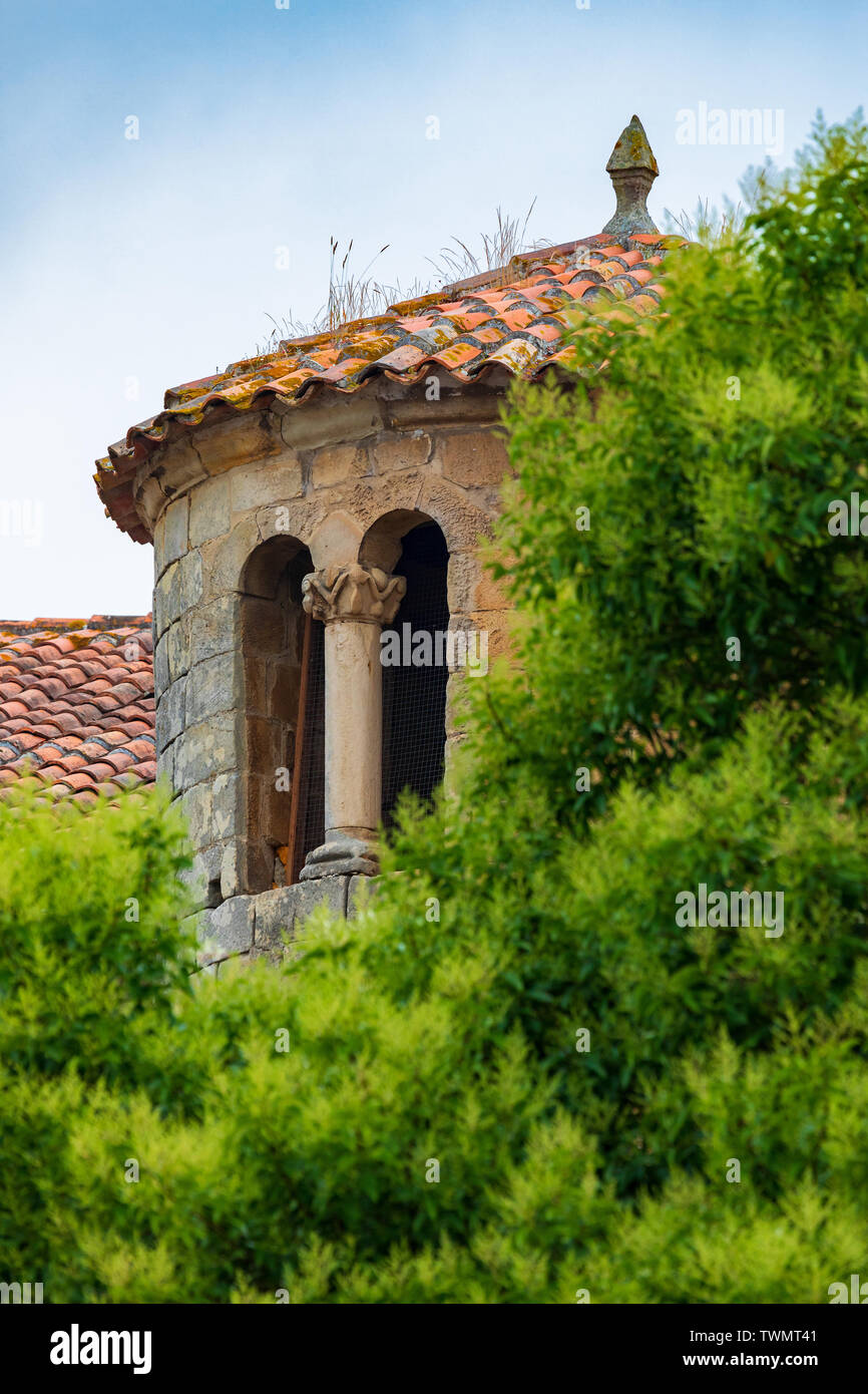Close-up Turm der Stiftskirche von Santillana del Mar (Cantabria, Spanien). Mittelalterliches Dorf. Romanische Kunst des zwölften Jahrhunderts. Santiago Stockfoto