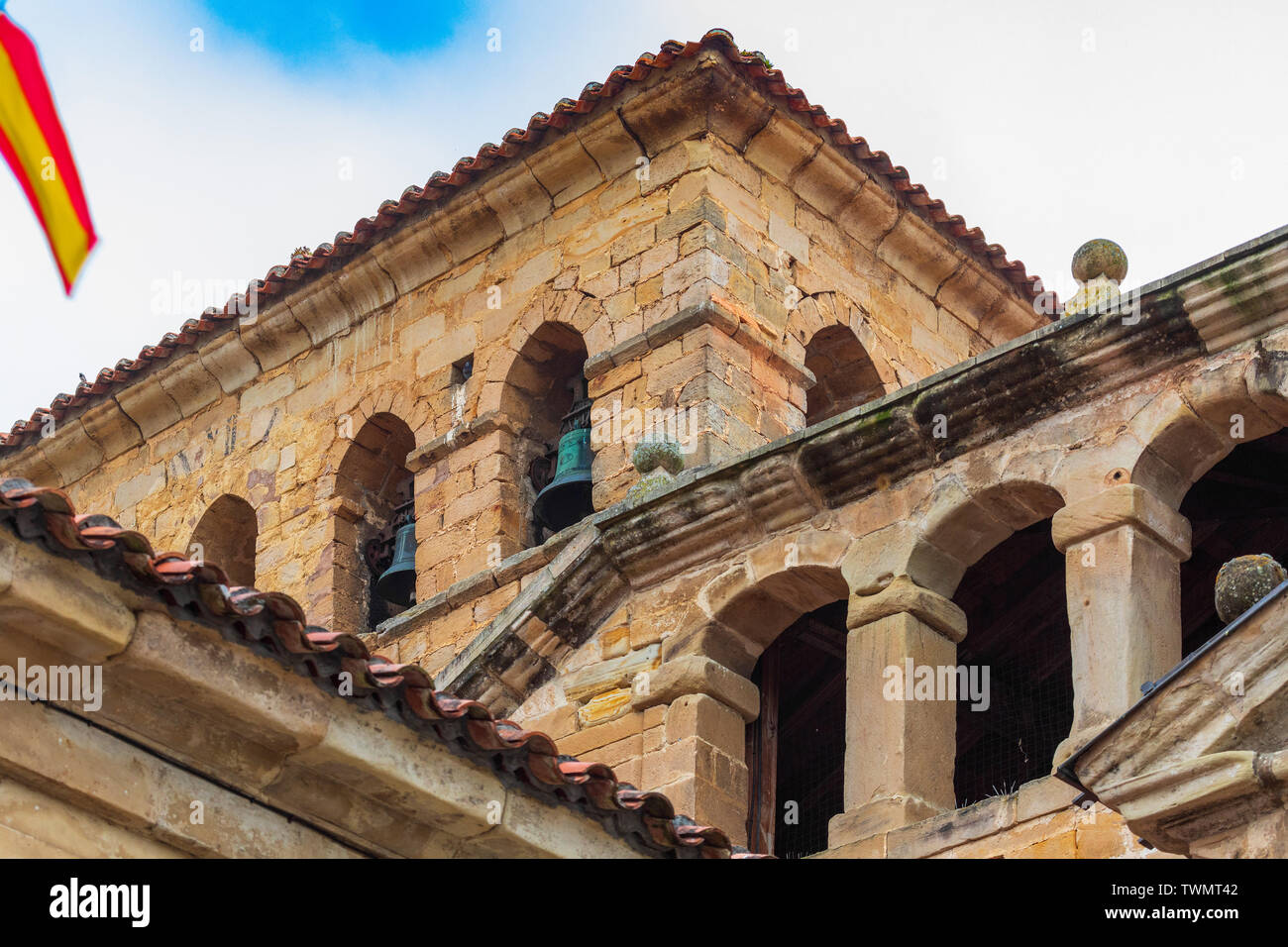 Glockenturm im Turm der Stiftskirche von Santillana del Mar (Cantabria, Spanien). Mittelalterliches Dorf. Romanische Kunst des zwölften Jahrhunderts. S Stockfoto