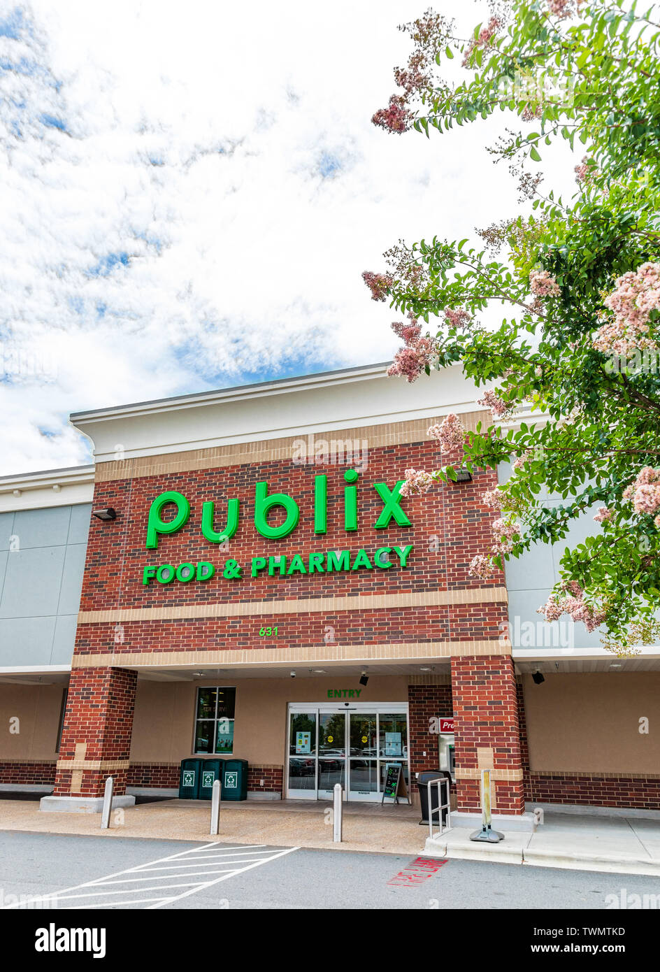 MOORESVILLE, NC, USA - 19. JUNI 2019: Publix Essen & Apotheke Gebäude und viel Parkplatz. Bild vertikal. Stockfoto
