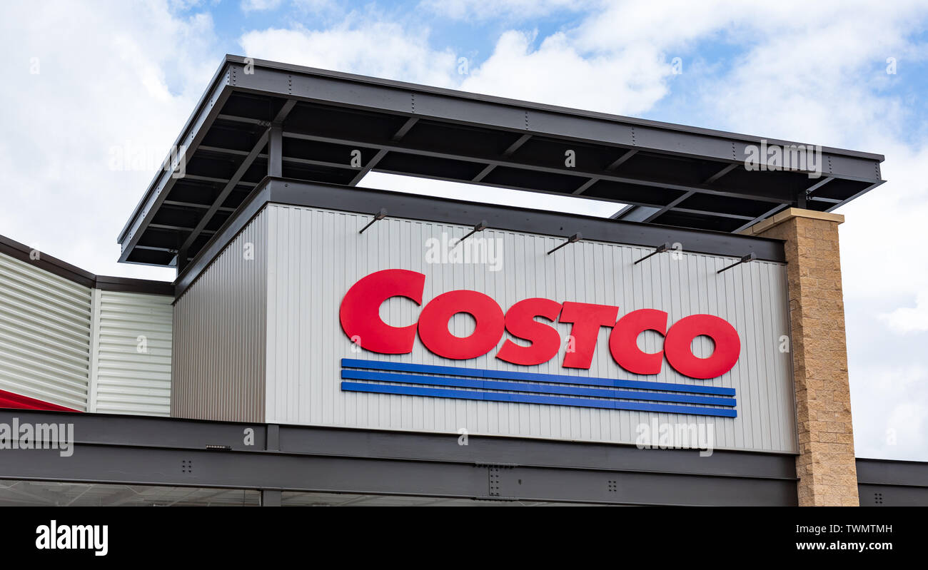 MOORESVILLE, NC, USA - 19. Juni 2019: Die costco Logo auf der Vorderseite von außen einen lokalen Speicher. Stockfoto