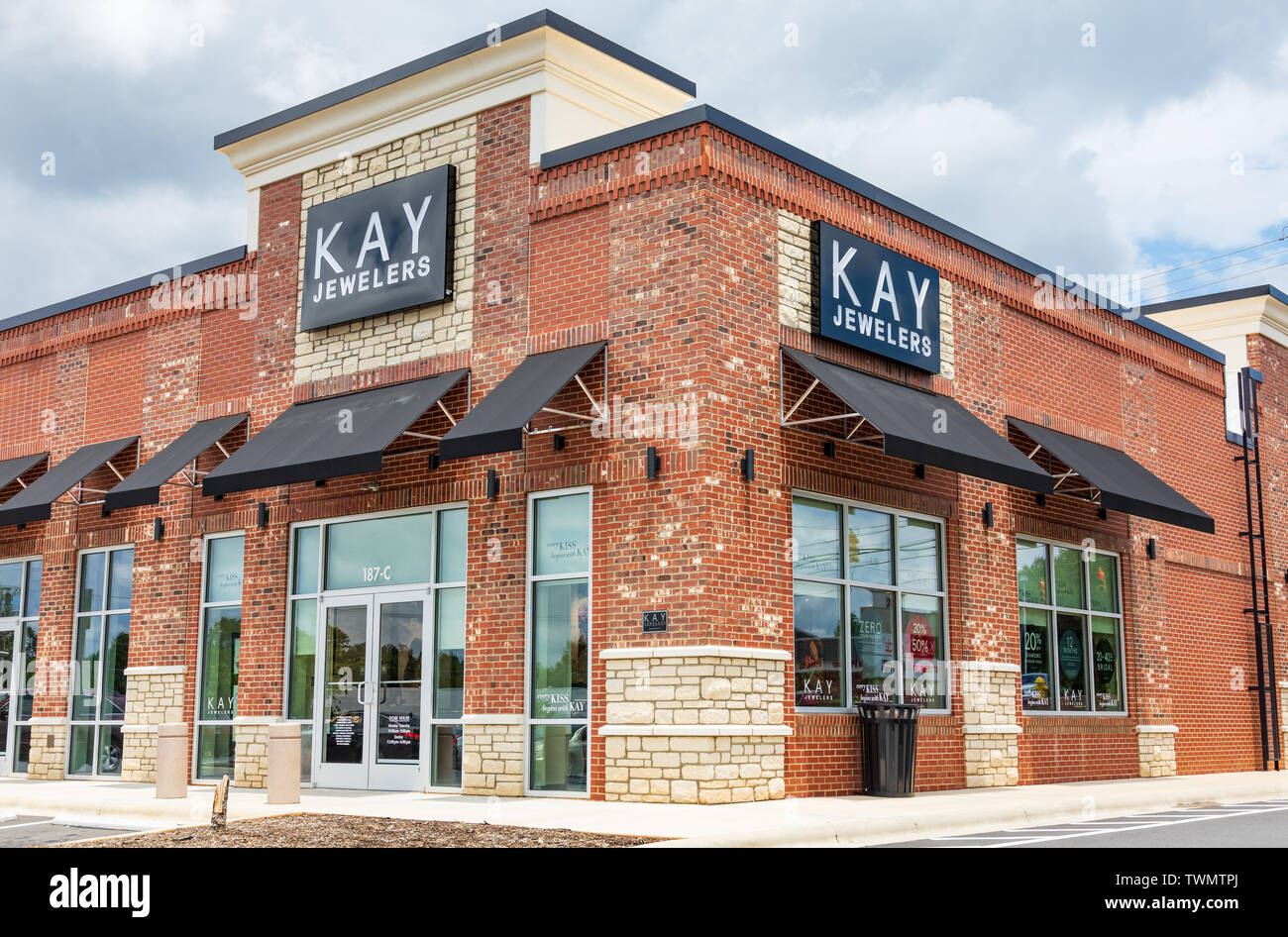 STATESVILLE, NC, USA - Juni 19, 2019: Ein Kay Juweliere Store Gebäude, eine Marke von Signet Juweliere, in Großbritannien basierte Stockfoto