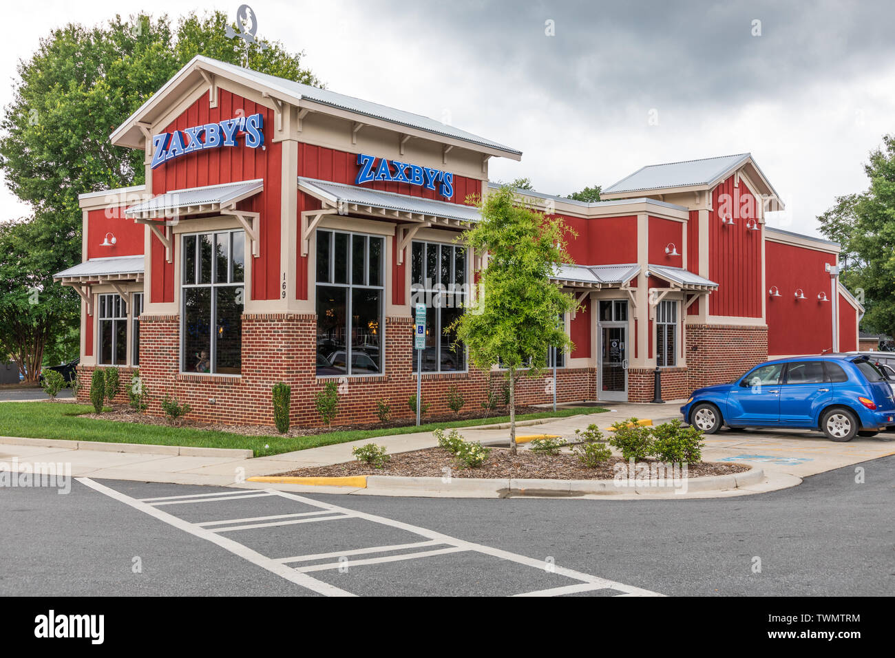 STATESVILLE, NC, USA - 19. JUNI 2019: Zaxby's ist eine Kette von Fast Food Restaurants verkaufen Chicken Wings, Chicken Fingers, Sandwiches und Salate in über Stockfoto
