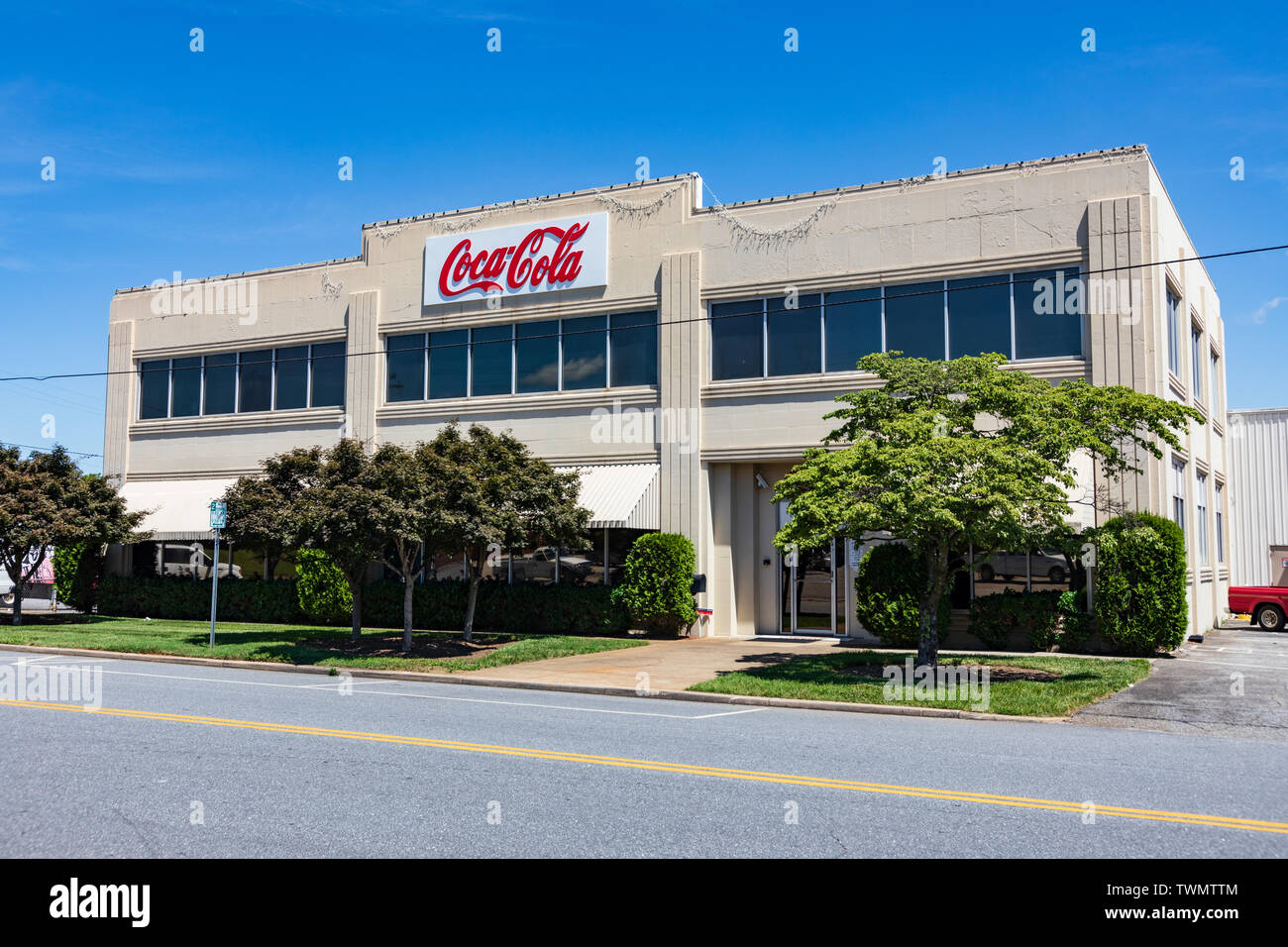 HICKORY, NC, USA - Juni 21, 2019: Ein klassisches, altes Gebäude mit der Coca-Cola-Distribution Facility, 1937 erbaut. Stockfoto