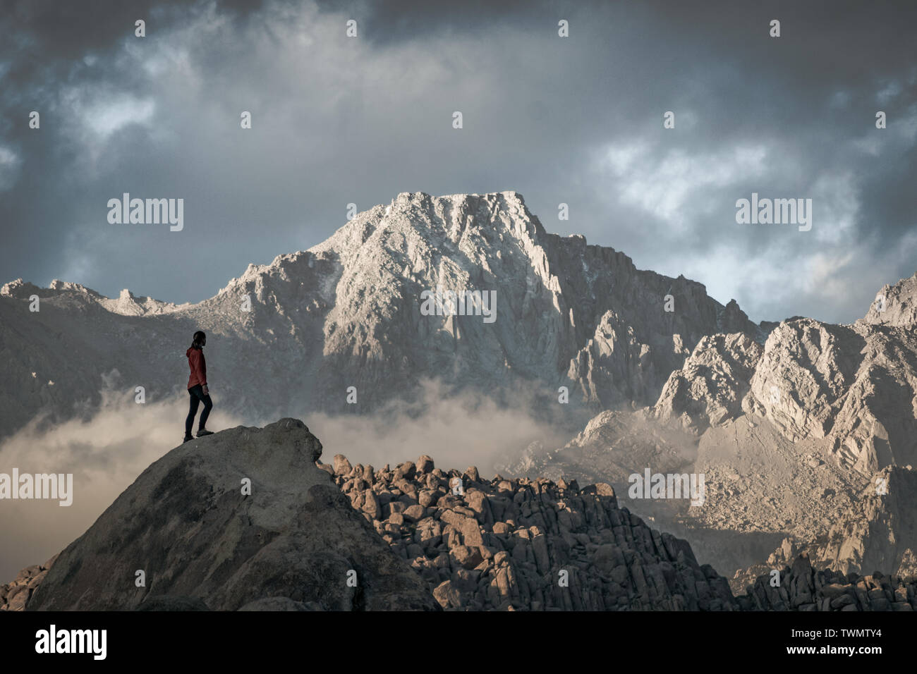 Wanderer eyeing der nächste Höhepunkt. Alabama Hills, Sierra Nevada, Kalifornien Vereinigte Staaten von Amerika Stockfoto
