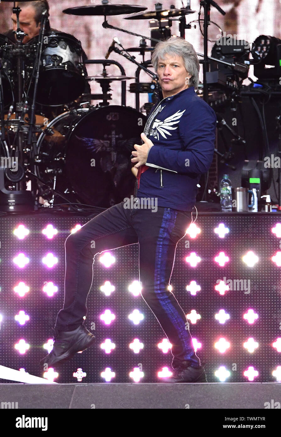 Bon Jovi durchführen auf der Bühne während der Dieses Haus steht nicht zum Verkauf Tour im Wembley Stadion. Stockfoto