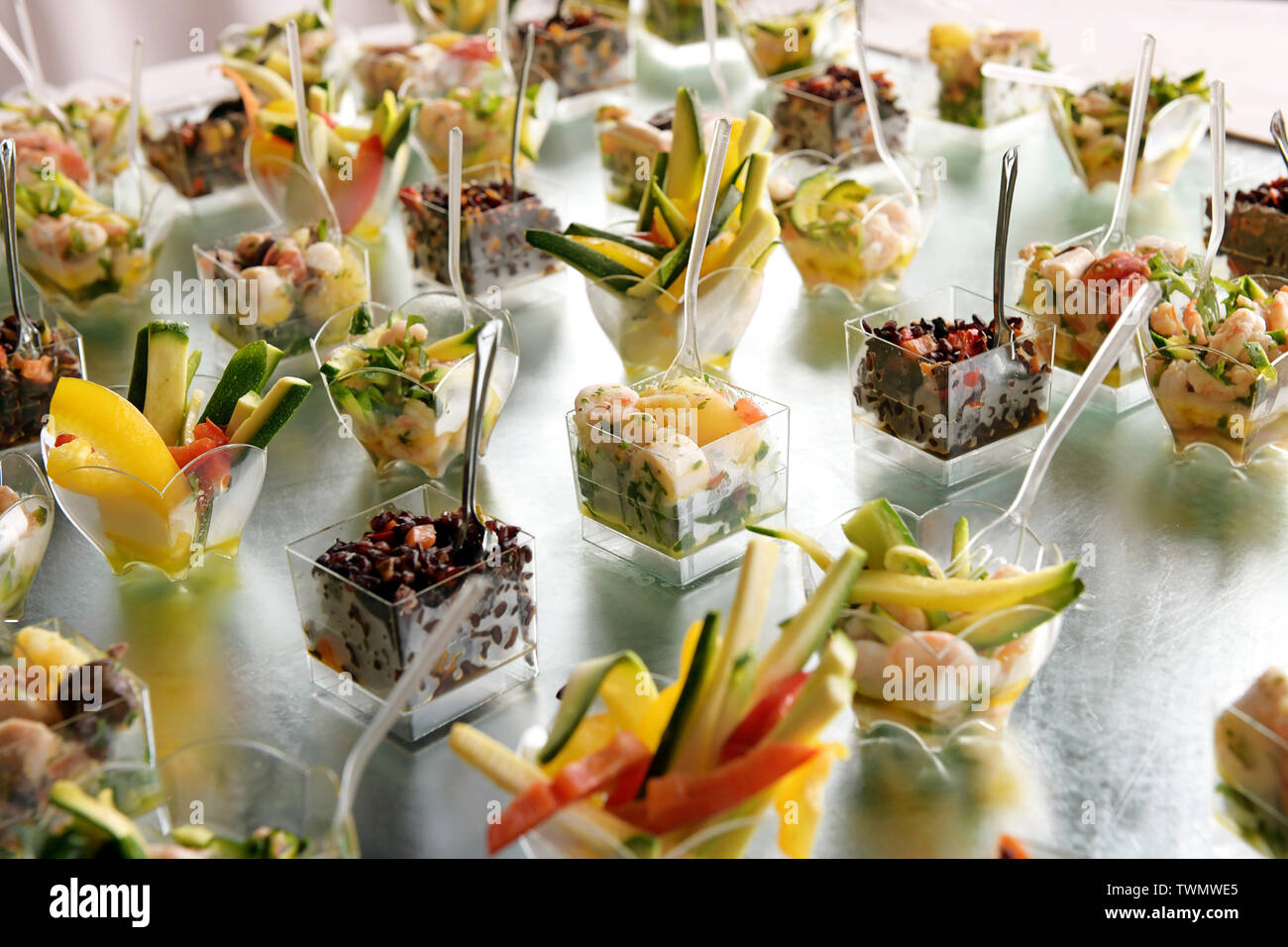 Bunte gourmet Sortiment an frischen tropischen Früchten Aperitifs auf ein Buffet in einem Hotel oder Restaurant in einem Catering Konzept Stockfoto