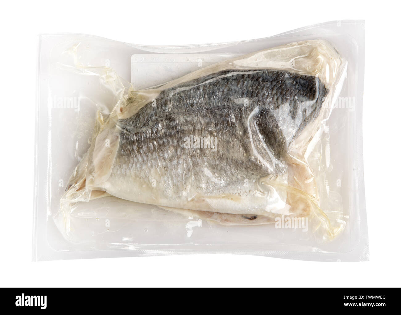 Vakuum verpackt frischen Fisch Filet mit Haut in einem luftdicht verschlossenen Plastikbeutel für die Lagerung, das Einfrieren oder die Haltbarkeit zu verlängern. Stockfoto
