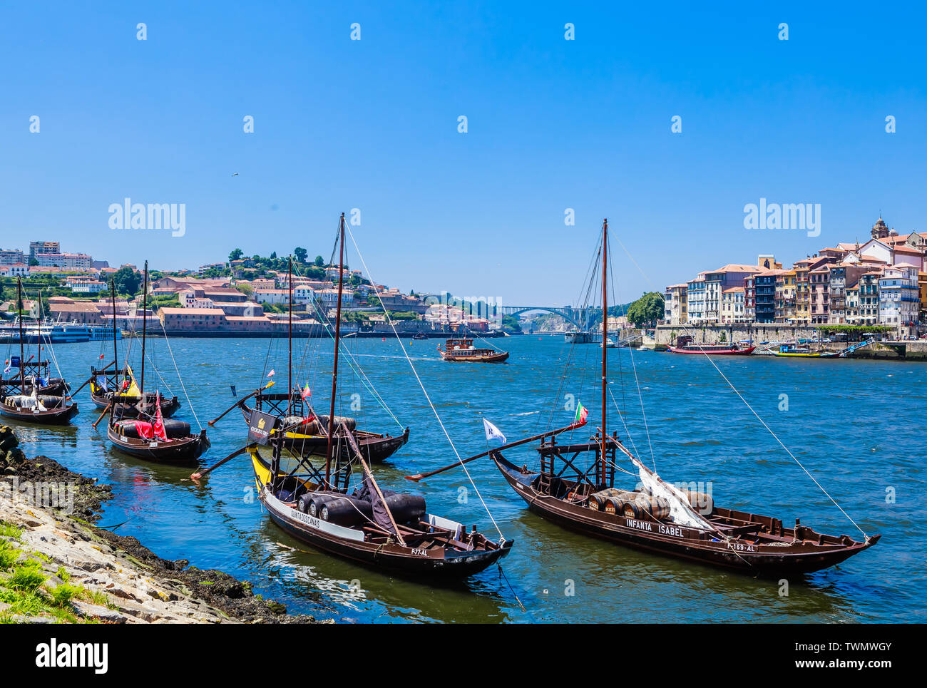 Typisch portugiesischen Boote aus Holz, sogenannte "barcos rabelos' Transport der Weinfässer auf dem Douro mit Blick auf die Villa Nova de Gaia Porto, Portug Stockfoto