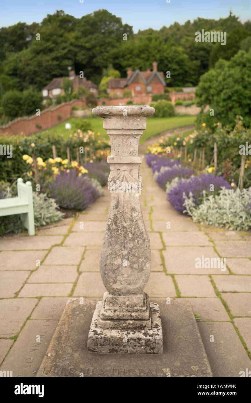 Die Sonnenuhr im Rosengarten bei Chartwell wo Clementine Churchill die Bali Taube ein Geschenk von Lord Moyne begraben Stockfoto