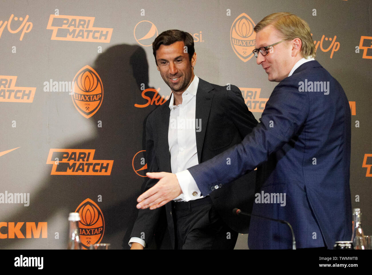 FC Shakhtar Donetsk-CEO Sergey Palkin (R) und der ehemalige Kapitän von Shakhtar Donetsk und Kroatien Nationalmannschaft Darijo Srna (L) während des ersten Srna Pressekonferenz als Assistent Manager für Shakhtar Donetsk FC, in Kiew zu sehen. Stockfoto