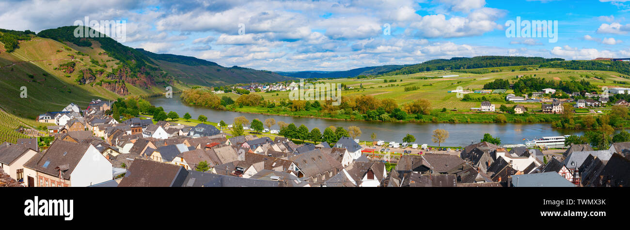 Das Dorf Urzich und die Mosel an einem sonnigen Nachmittag. Rheinland-pfalz, Deutschland Stockfoto