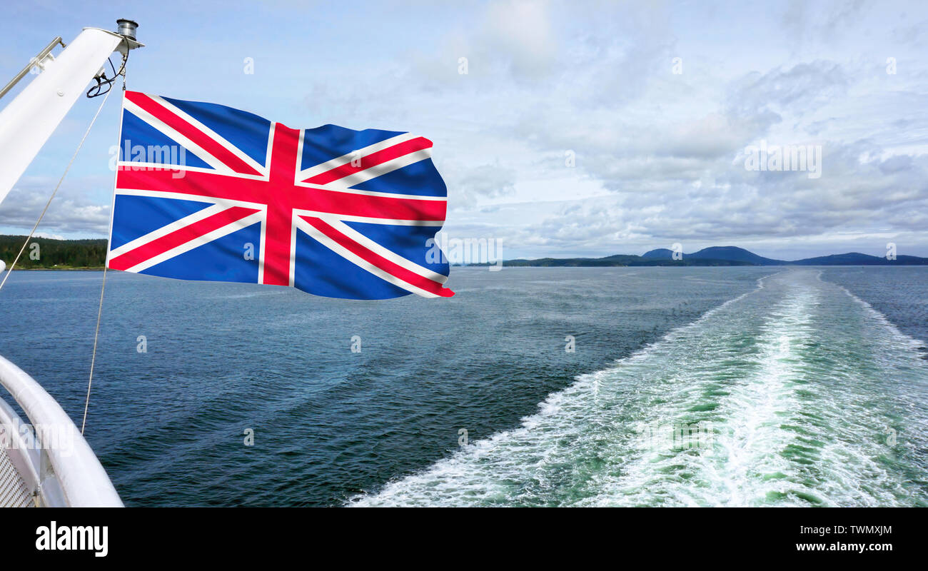 Britische Flagge enthäuten über blaues Wasser. Stockfoto
