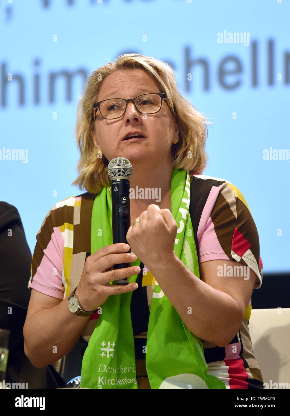 Dortmund, Deutschland. Juni, 2019 21. Svenja Schulze (SPD), Bundesminister für Umwelt, spricht auf der 37. Deutsche Evangelische Kirchentag zum Thema die Weichen in der Energie- und Klimapolitik. Das Treffen der evangelischen Christen soll auch ein Signal gegen die Spaltung der Gesellschaft, Fremdenfeindlichkeit und eine Verrohung der Sprache zu senden. Credit: Caroline Seidel/dpa/Alamy leben Nachrichten Stockfoto