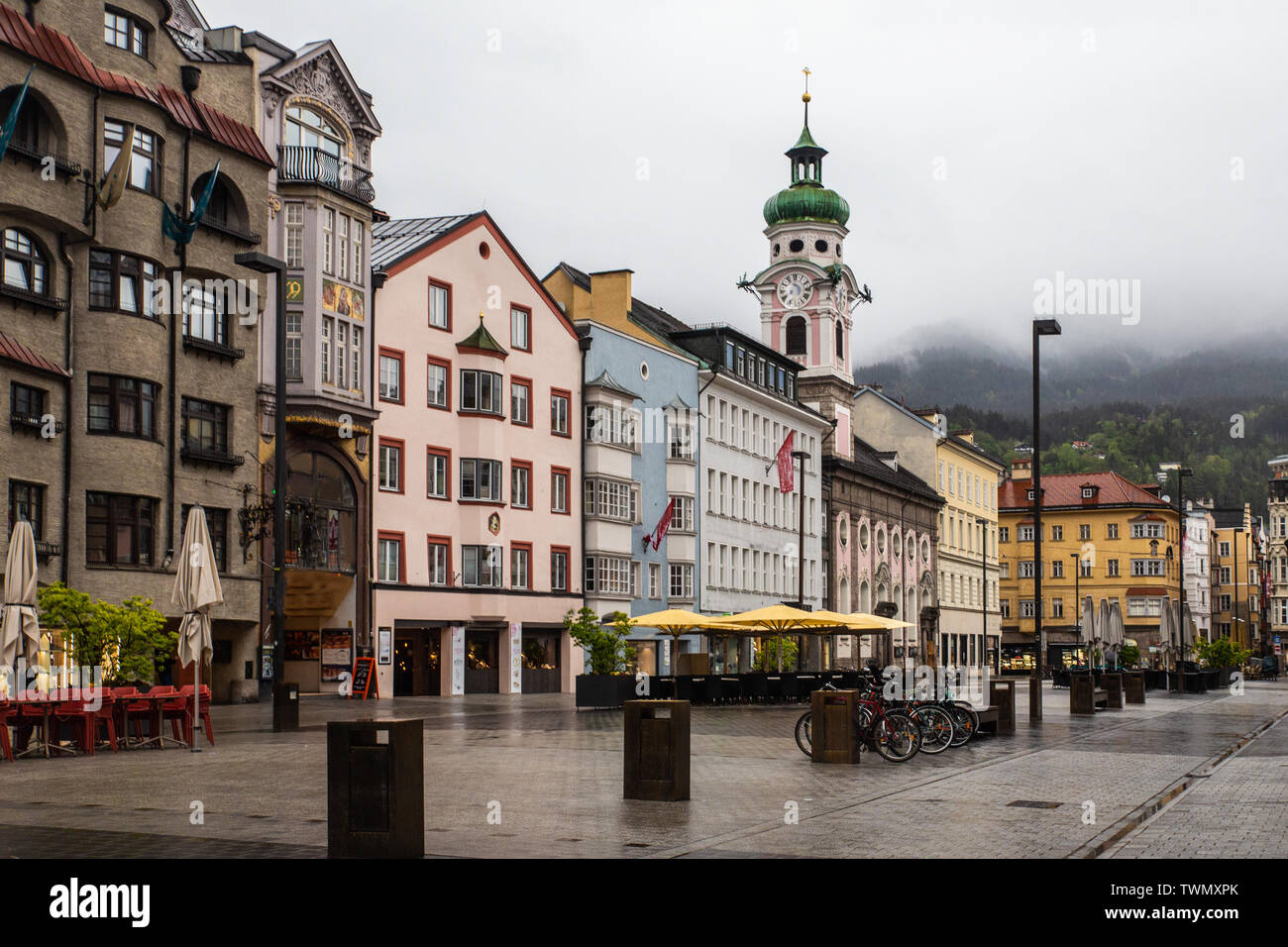 Innsbruck Österreich Straße an einem regnerischen nebligen Tag. Stockfoto